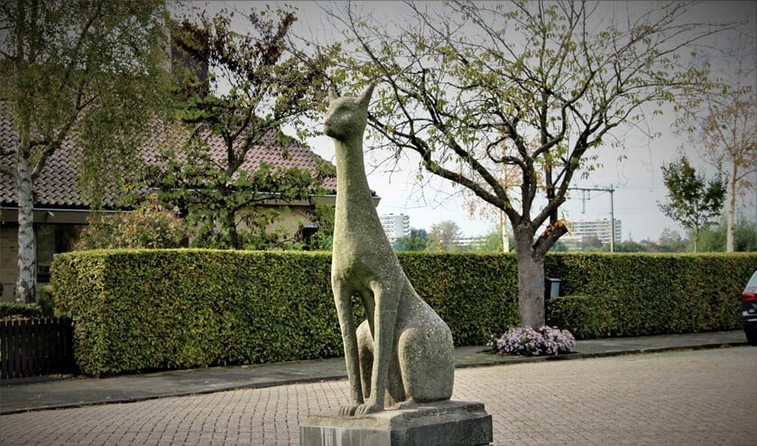 <p>‘Langhalskat’ (1969). Een beeld van Frans van der Veld (Lisse 1940) op de Koolmeeslaan in Leidschendam (foto: Marian Kokshoorn).</p>