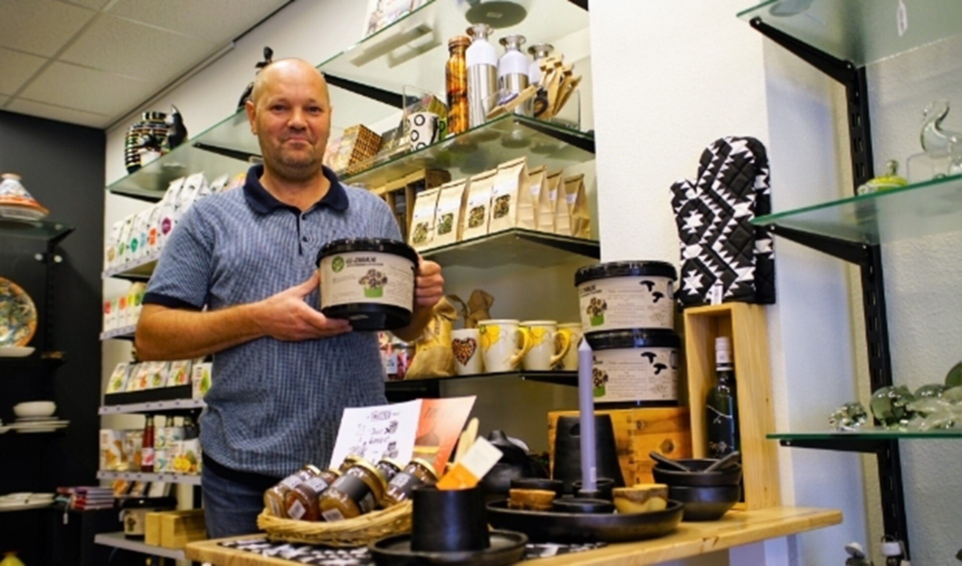 Ludo de Gruiter van Ge-zwam toont trots de growkit voor oesterzwammen bij de Wereldwinkel in de Dorpsstraat. Foto: Robbert Roos