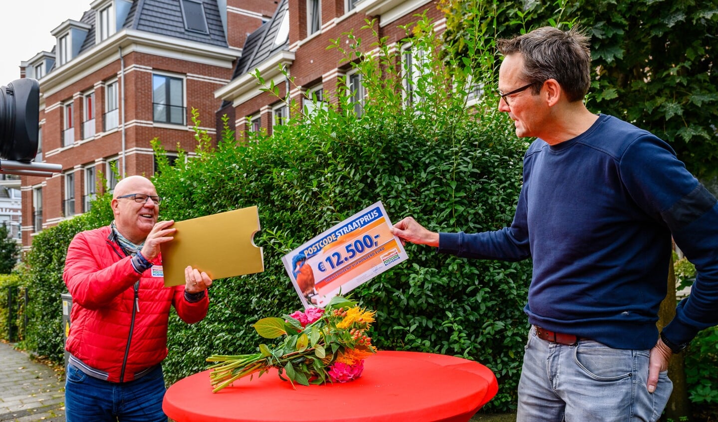 Matthijs uit Voorburg ontvangt een cheque van 12.500 euro van Postcode Loterij-ambassadeur Gaston (foto: Roy Beusker).