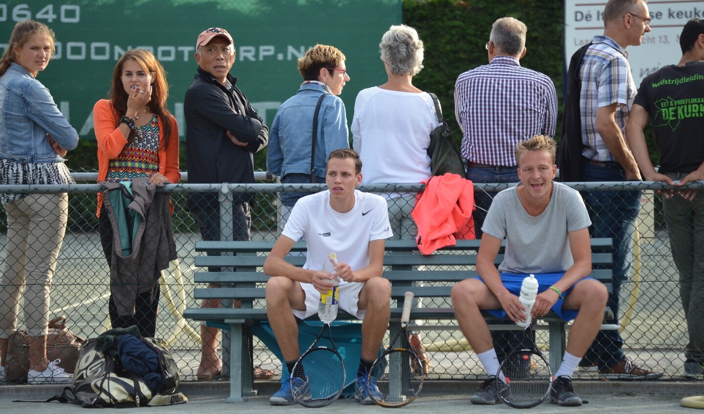 Iedereen kan leren tennissen. (Foto's: genomen voor corona)