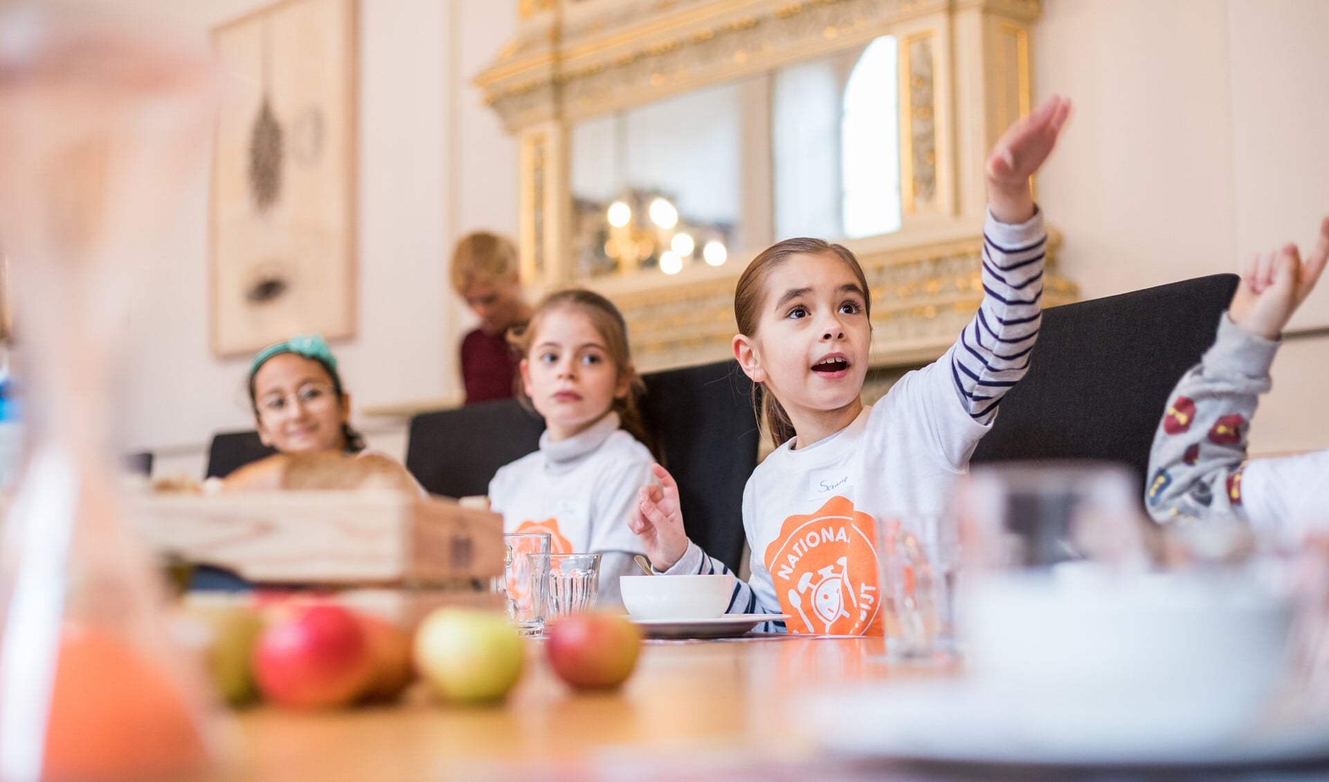 Kinderen stellen vragen bij een burgemeestersontbijt elders in het land (foto: Joni Israeli).