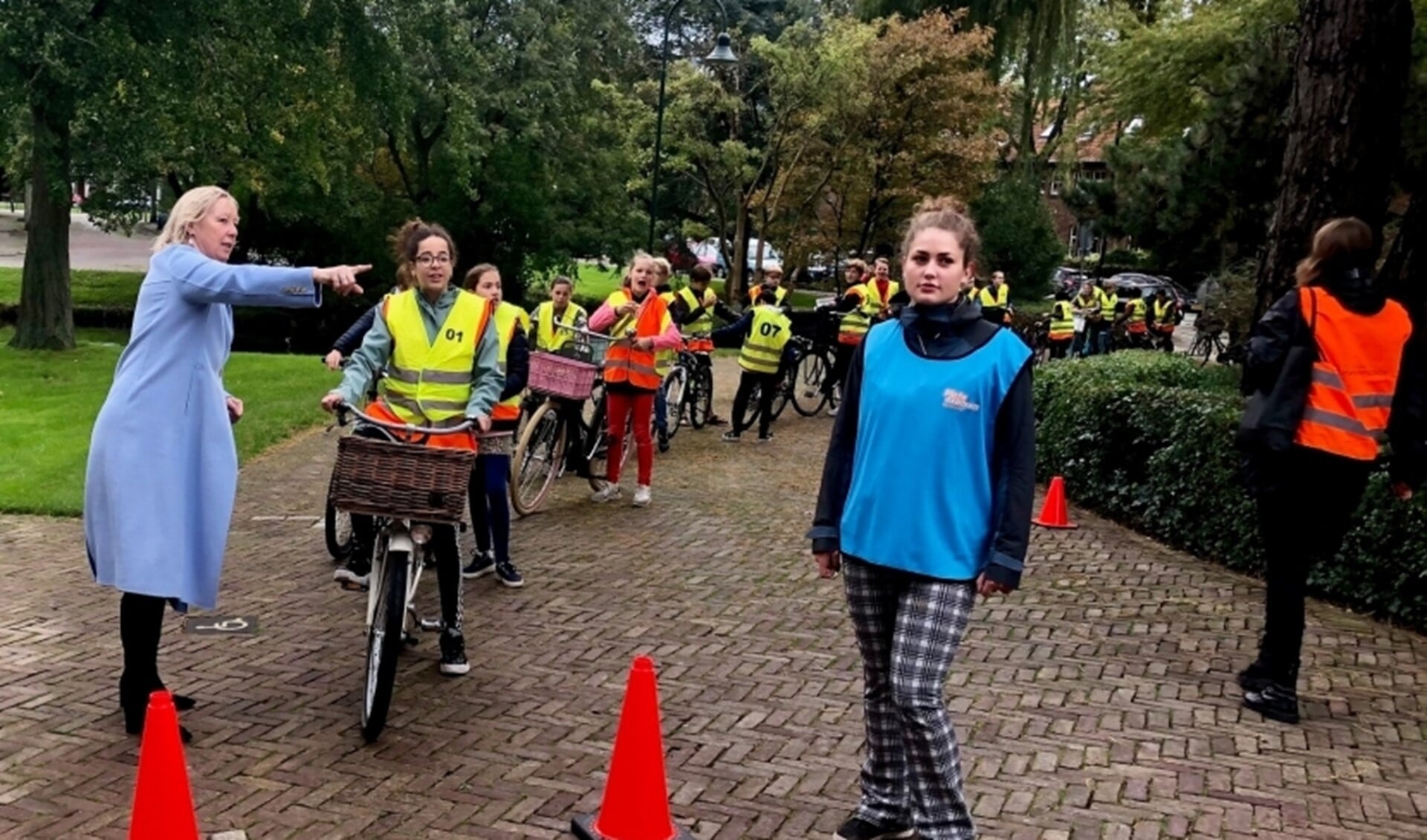 Start fietsexamen basisschool Leidschendam in aanwezigheid van wethouder Astrid van Eekelen (foto: gemeente LV).