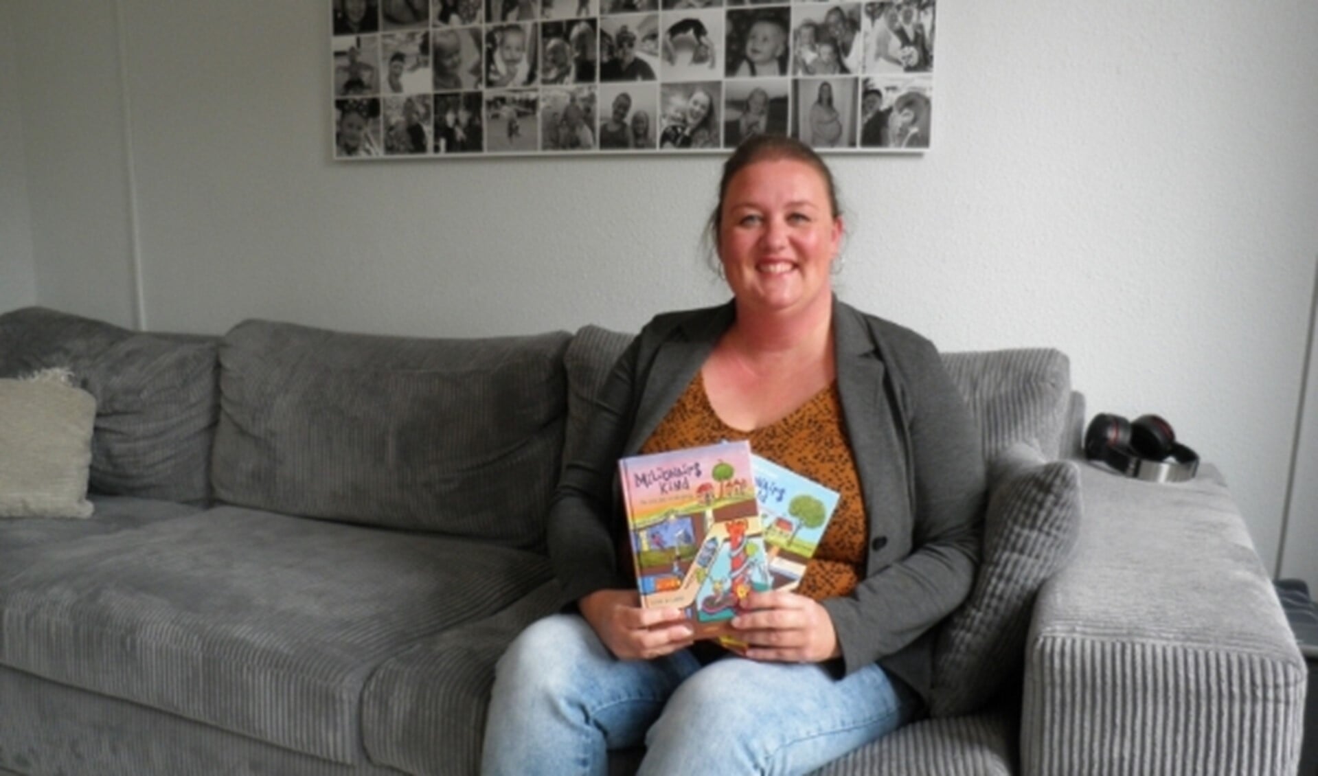 Ilona de Lange toont haar boeken Miljonairskind met fraaie illustraties van Micky Dirkzwager. Foto Kees van Rongen