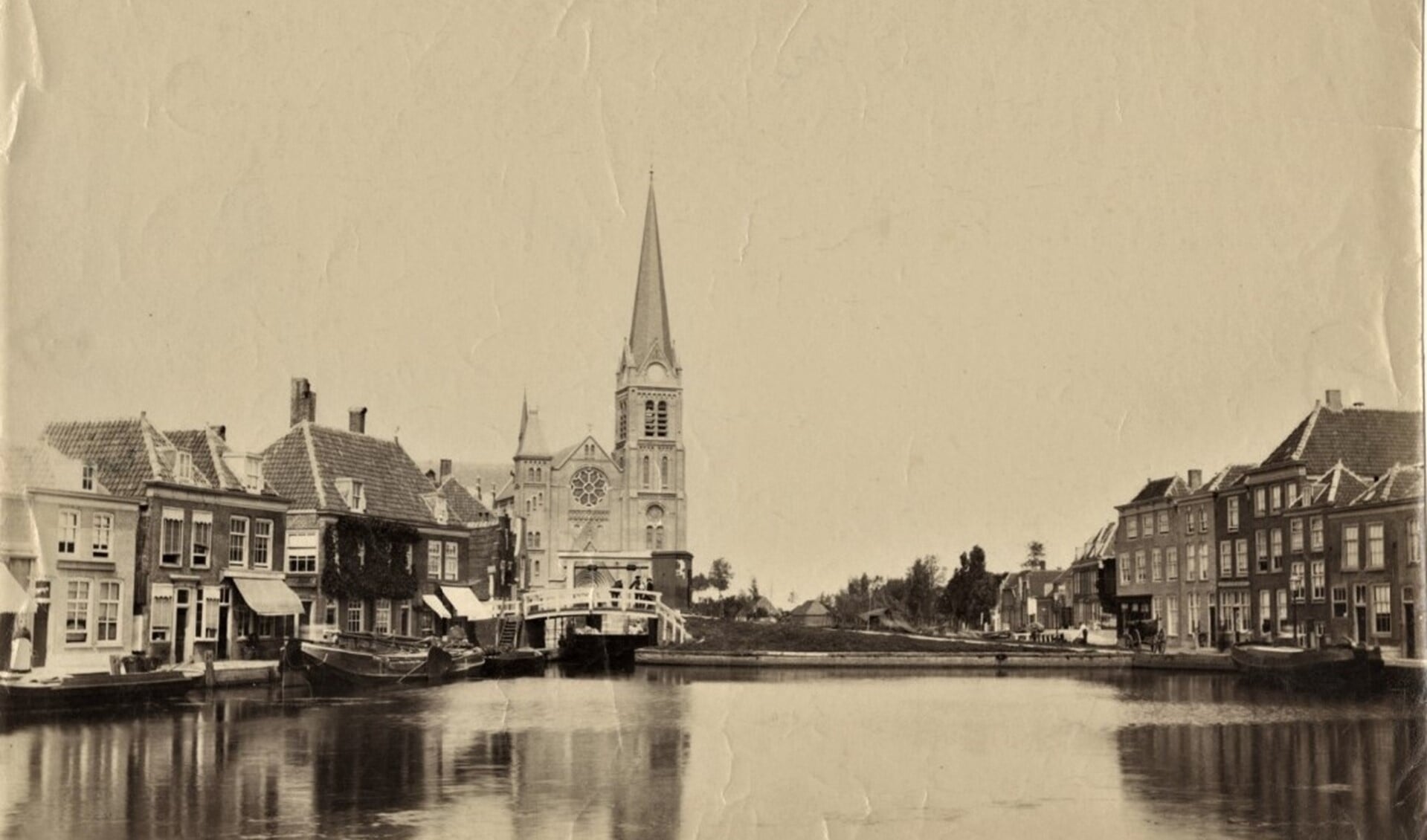 Leidschendam met de Petrus en Pauluskerk aan de sluis; ca 1890.