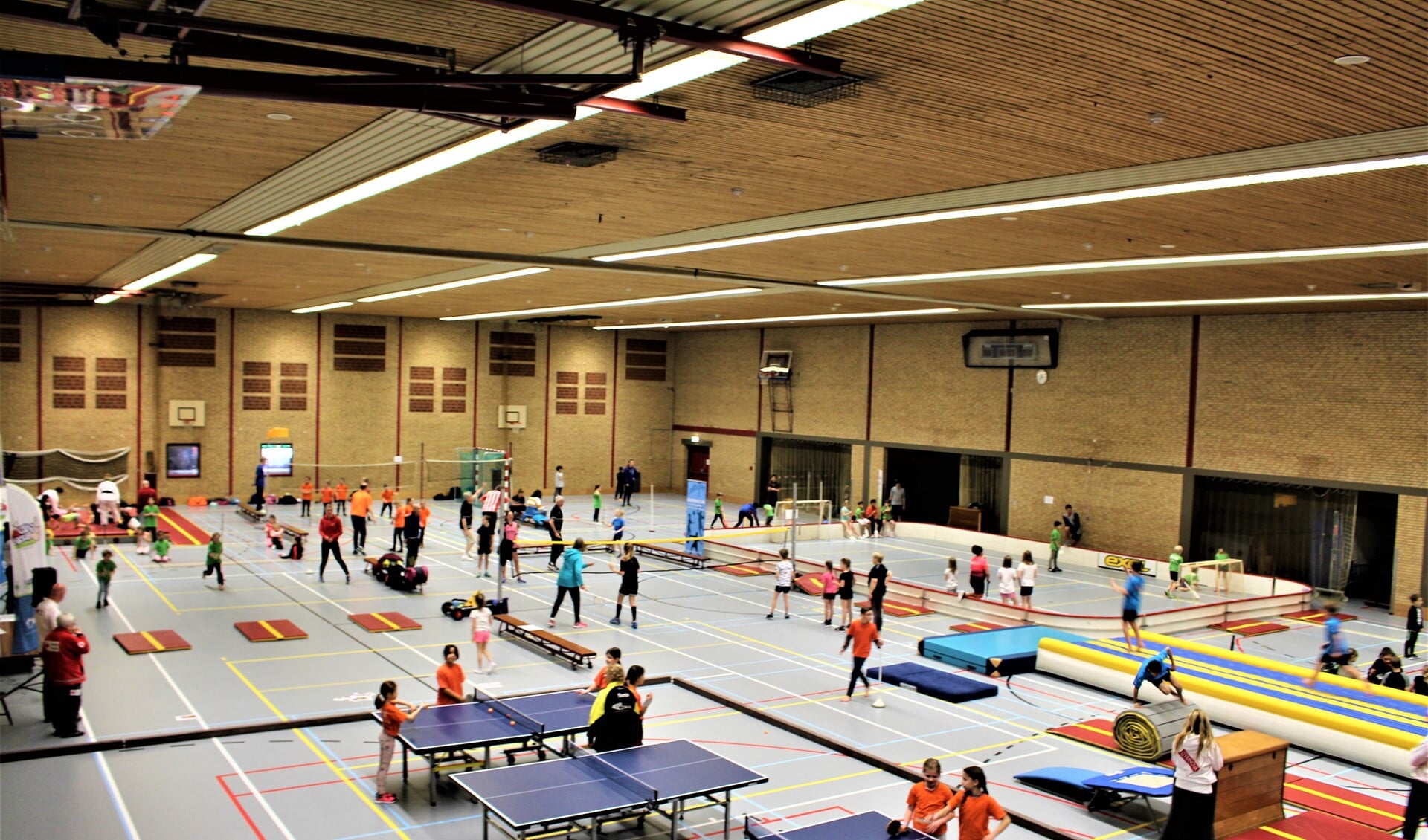 Tijdens een leuke sportdag in Sporthal Essesteijn kunnen kinderen van zes tot en met twaalf jaar kennismaken met maar liefst zeven verschillende sporten (archieffoto SenW).