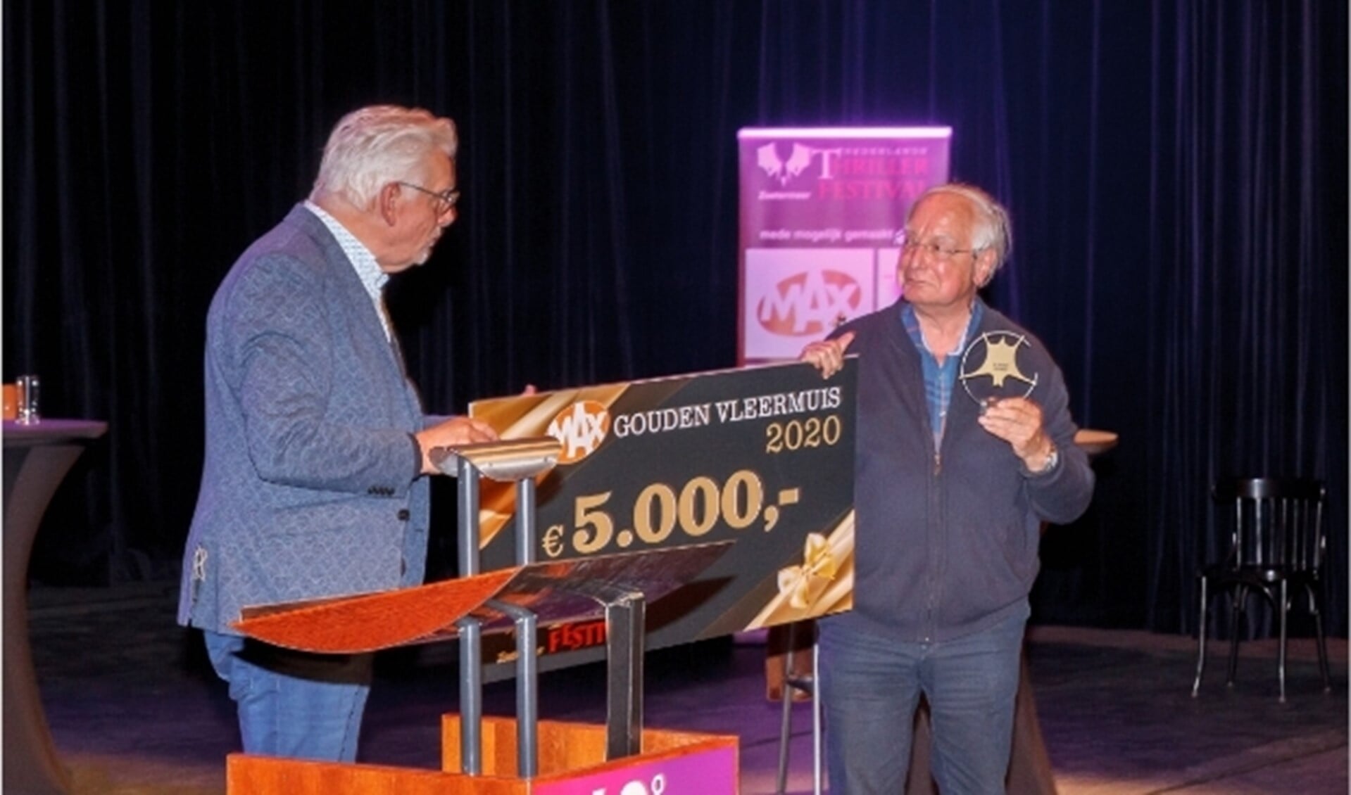 Jacob Vis krijgt de Gouden Vleermuis. Foto: Richard Jetten