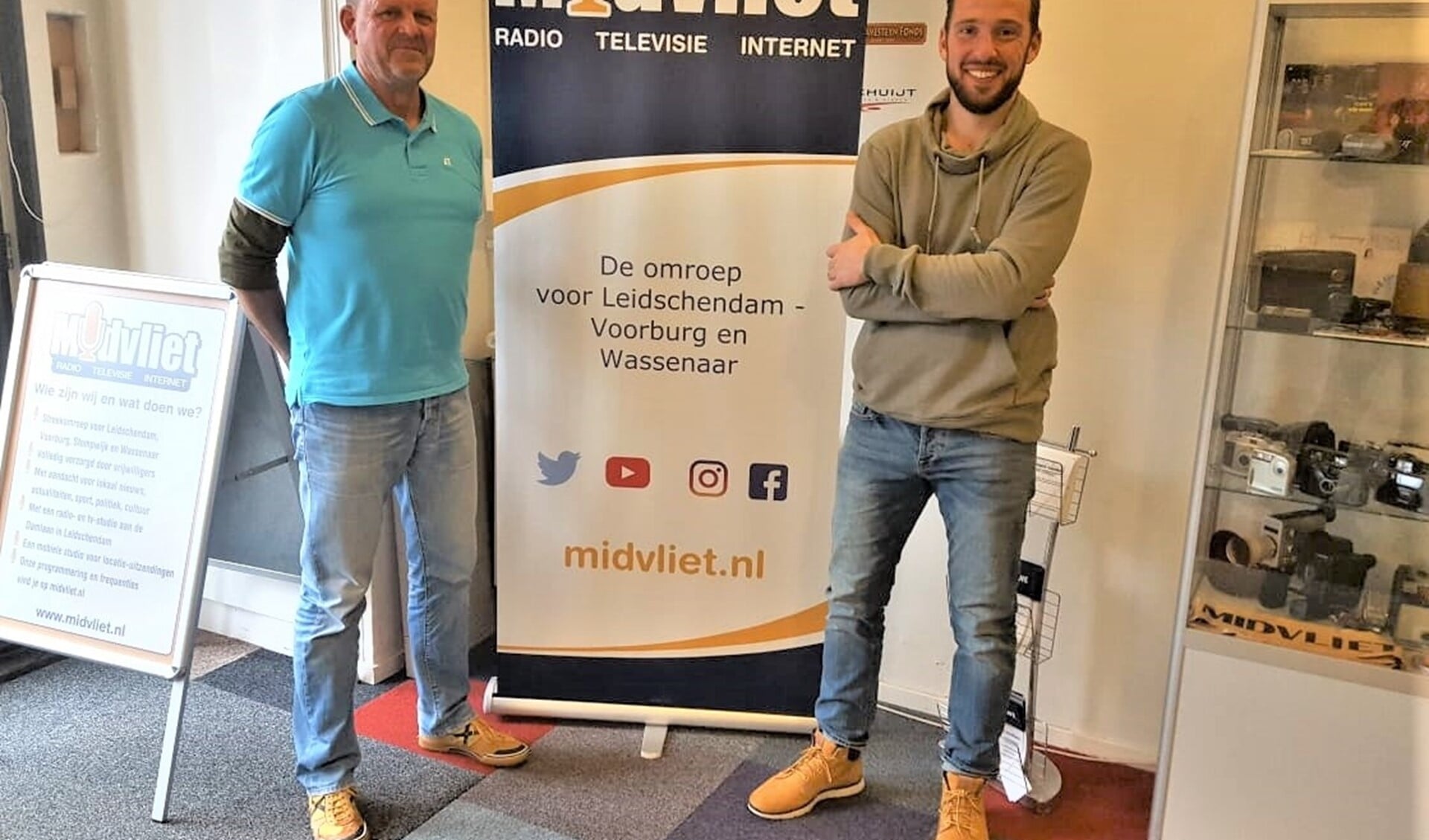 Presentator Alexander Wagener en Bekende Streekgenoot Edwin van de Graaf in de Midvliet studio (foto: René Marquard/Midvliet FM).