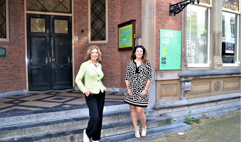 <p>Loopbaancoaches Marie-José van der Laan en Bianca Spits helpen werkzoekenden op weg naar een baan (foto: Inge Koot).</p>