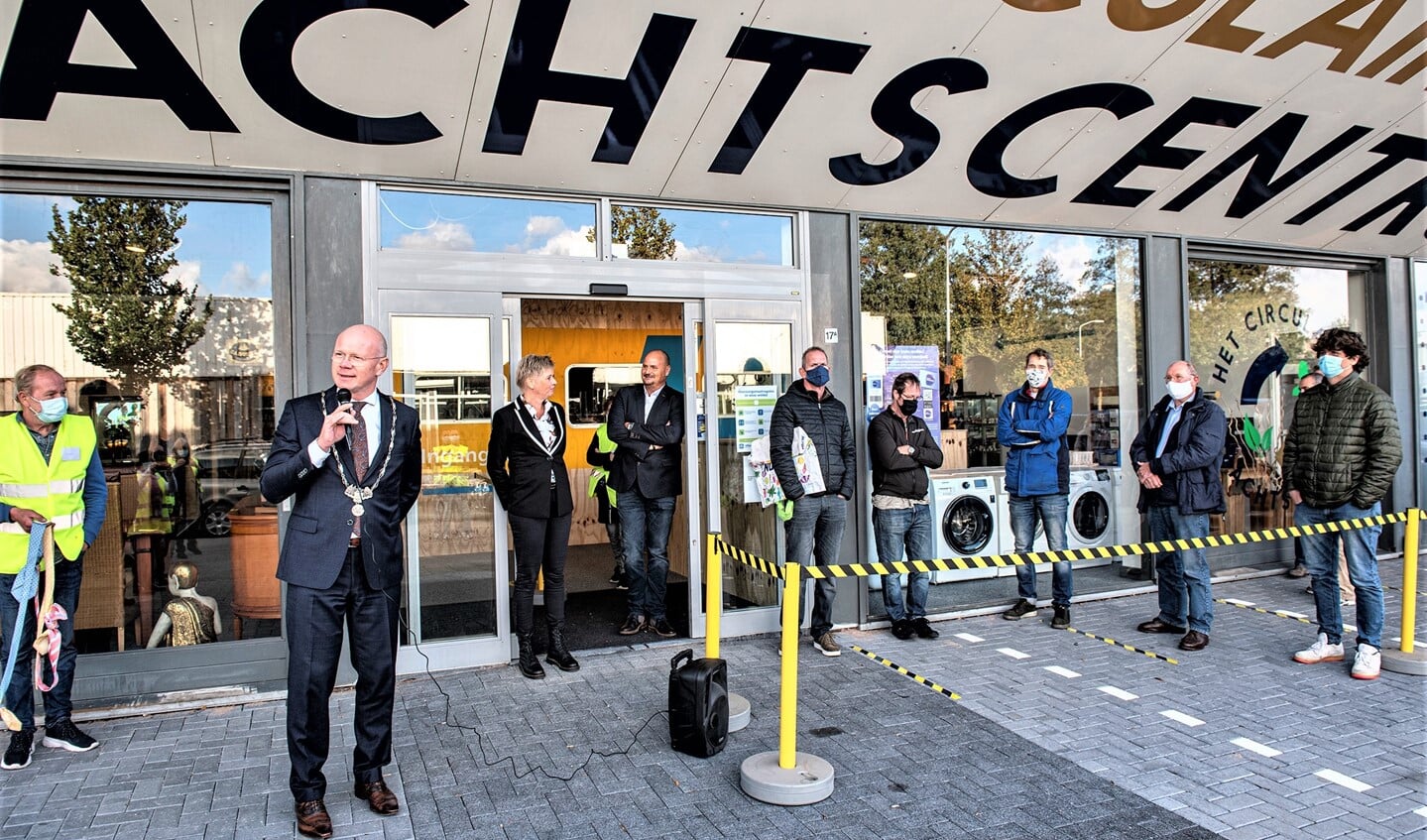 Burgemeester Klaas Tigelaar opende zaterdag het Circulair Amtachtscentrum aan De Star in Leidschendam (foto: Michel Groen).