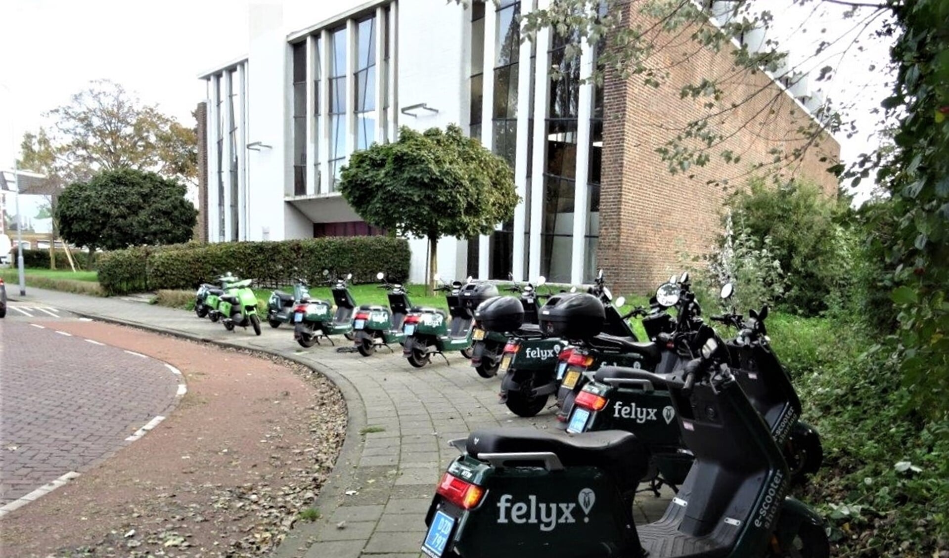Maanden geleden werden de eerste deelscooters al gesignaleerd op de Fonteijnenburglaan in Voorburg (foto: Ap de Heus).