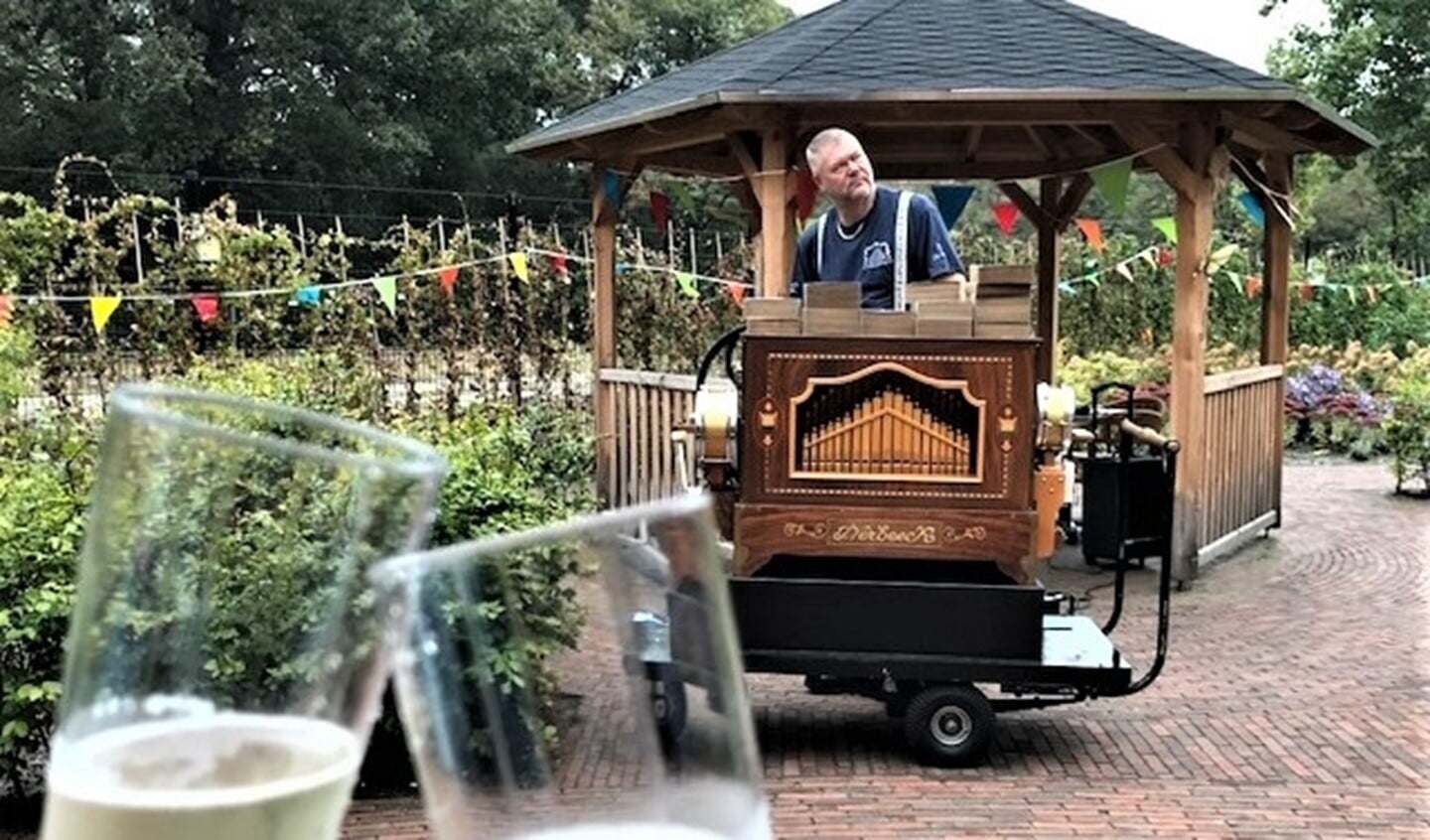 Maandag 28 september, gezamenlijk proosten op het 1 jarig bestaan van WZH Vliethof in de aangrenzende tuin met draaiorgelmuziek en champagne (foto: pr).