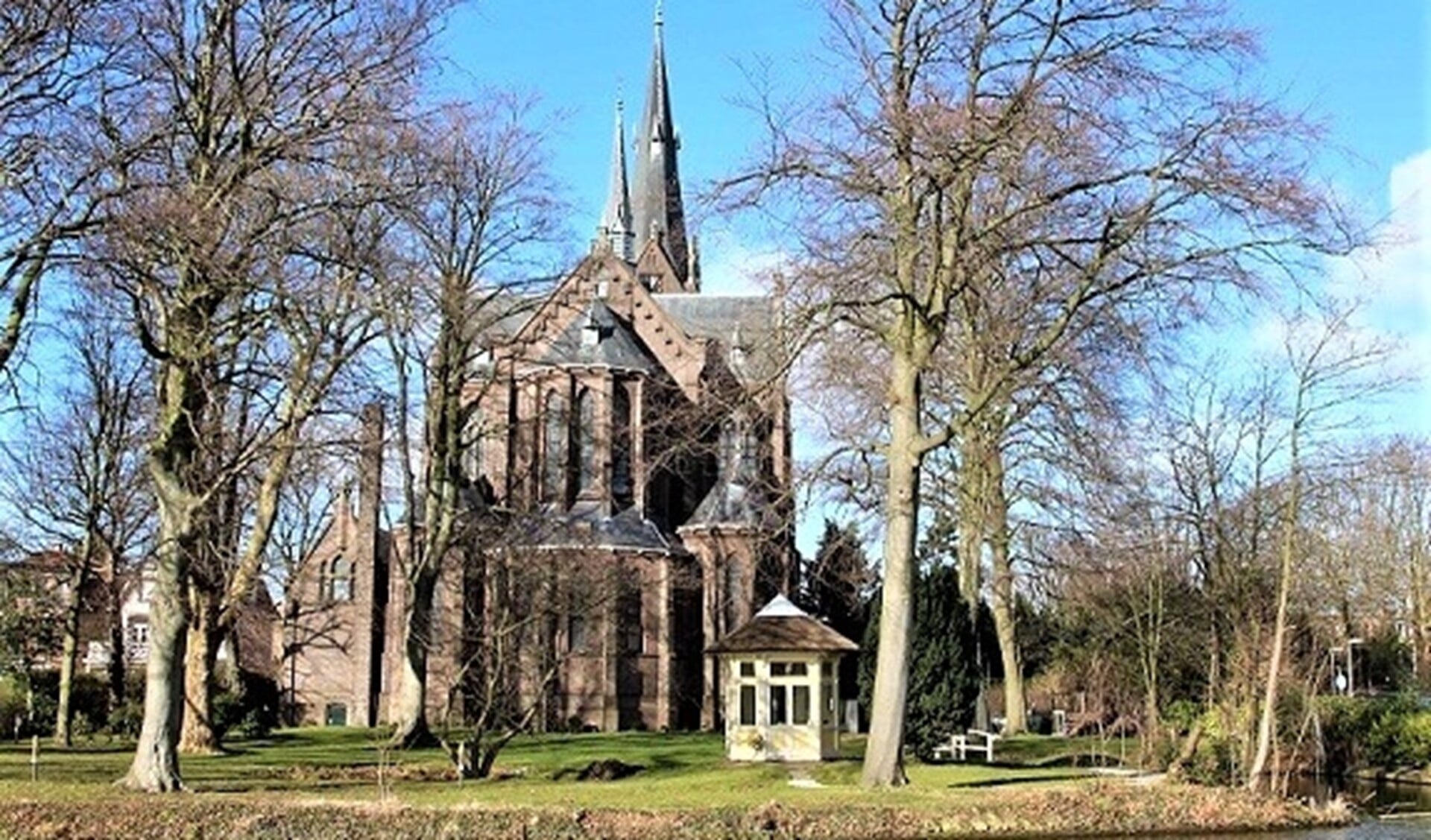 De St. Martinuskerk aan het Oosteinde in Voorburg, gezien vanaf de Westvlietweg (foto: W. van Rooijen).