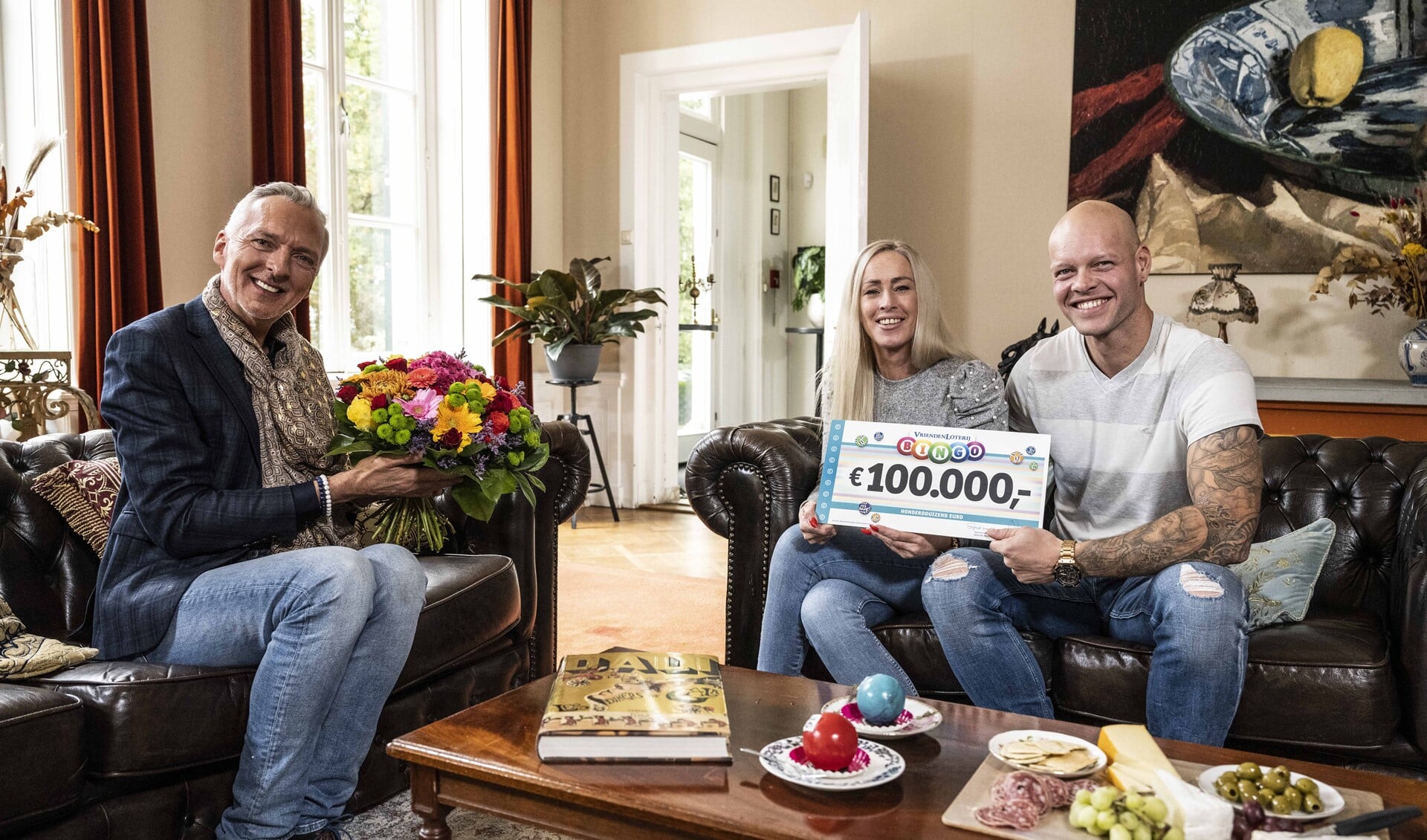 Suzette uit Leidschendam ontvangt VriendenLoterij cheque van 100.000 euro uit handen van Martien Meiland (foto: Jurgen Jacob Lodder).