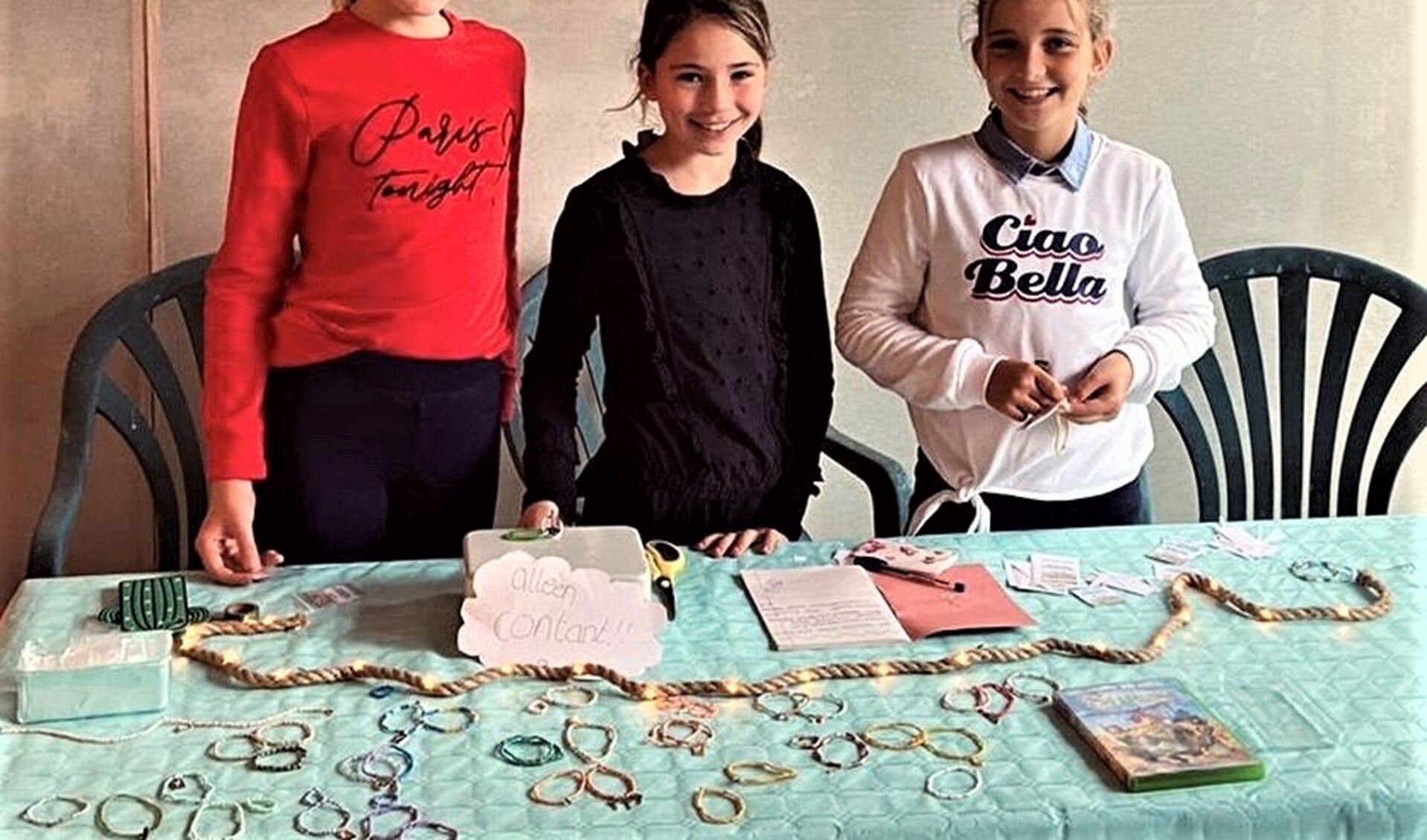 Babette, Fiene en Elise (lees ook: Best Friends Ever) begonnen met het maken van fraaie oorbellen en armbandjes (foto: Ap de Heus).