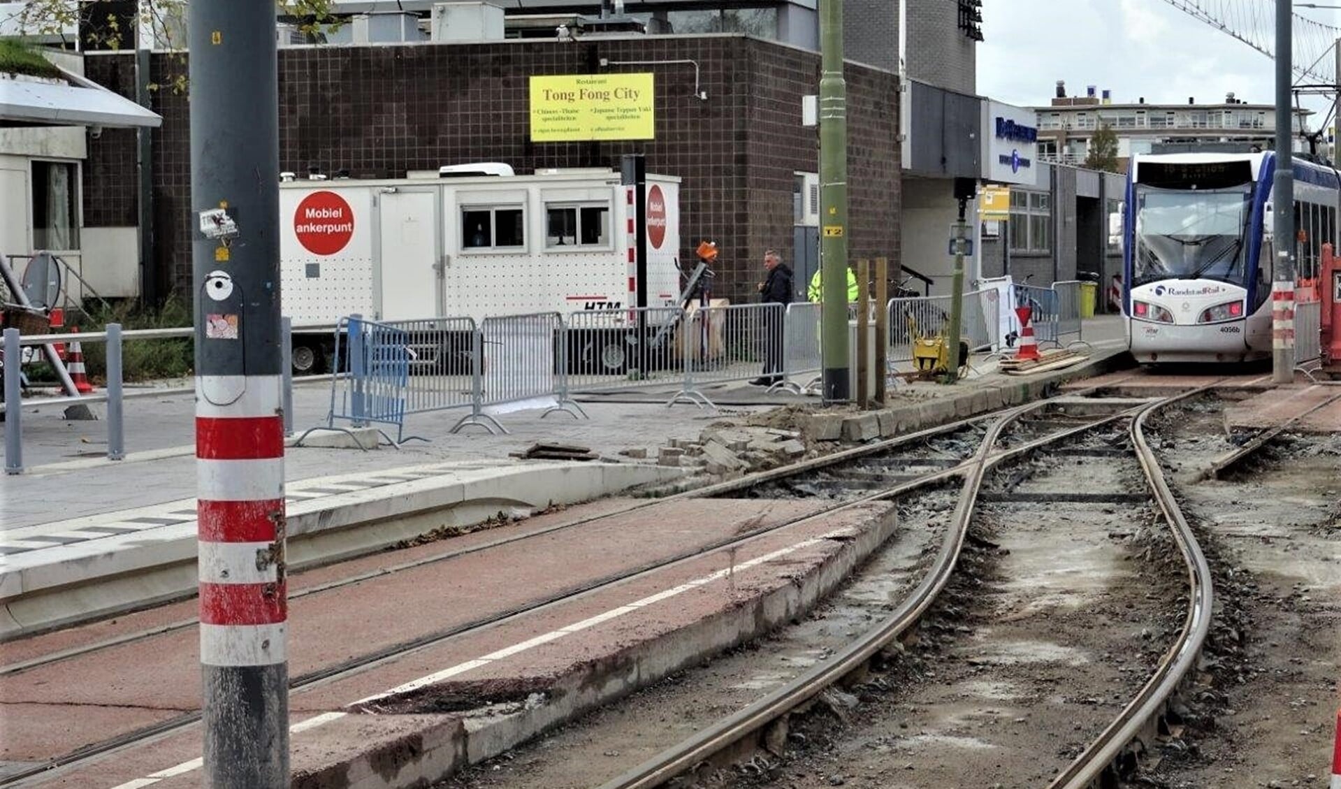 Er worden nu nog werkzaamheden uitgevoerd, maar vanaf maandag 12 oktober rijdt tram 19 weer via de gebruikelijke route (foto: Ap de Heus). 