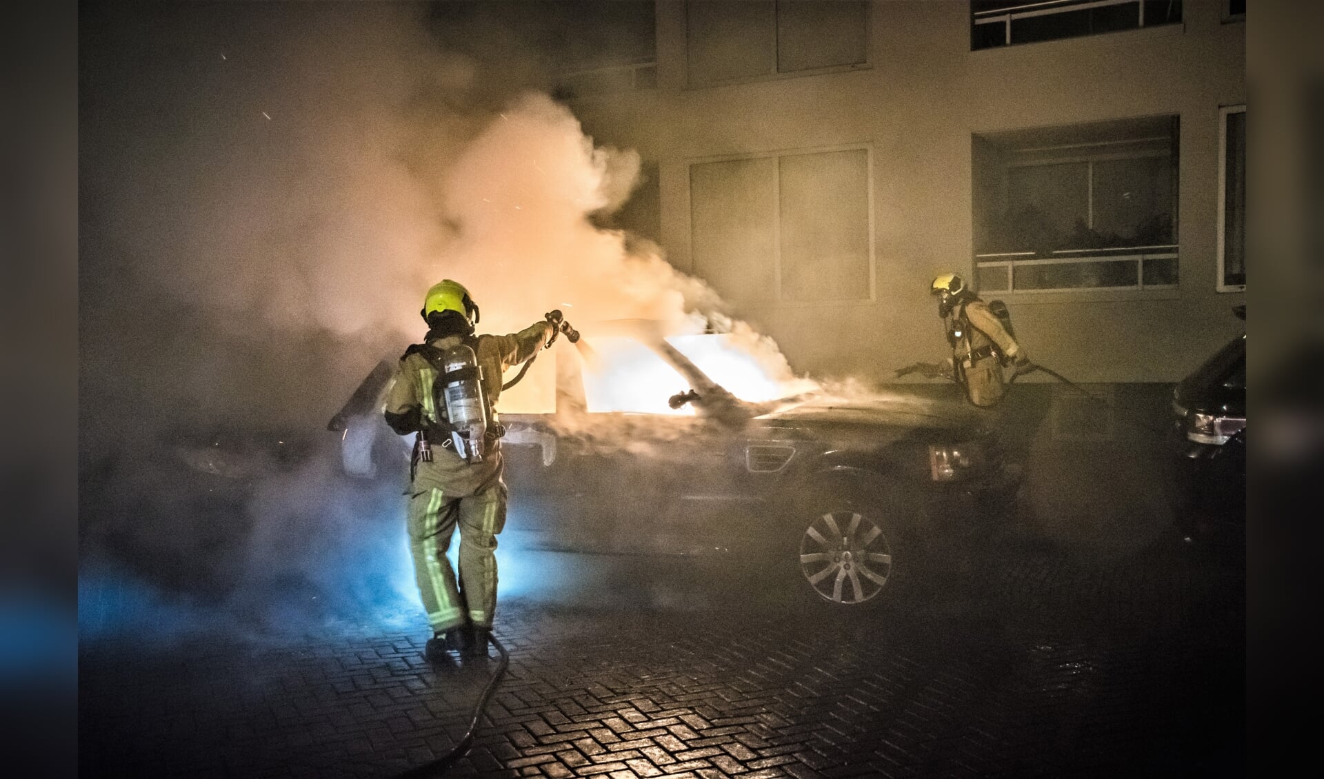 Ondanks het snelle optreden van de brandweer kon niet worden voorkomen dat de Range Rover werd verwoest (foto: Sebastiaan Barel).