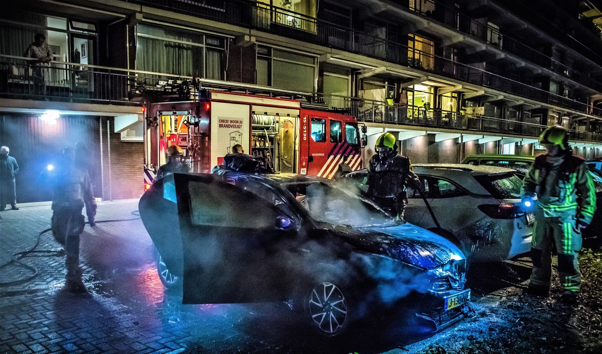 Voorafgaand aan de brand aan de Prins Frederiklaan hoorden omwonenden een harde klap (foto: Sebastiaan Barel).