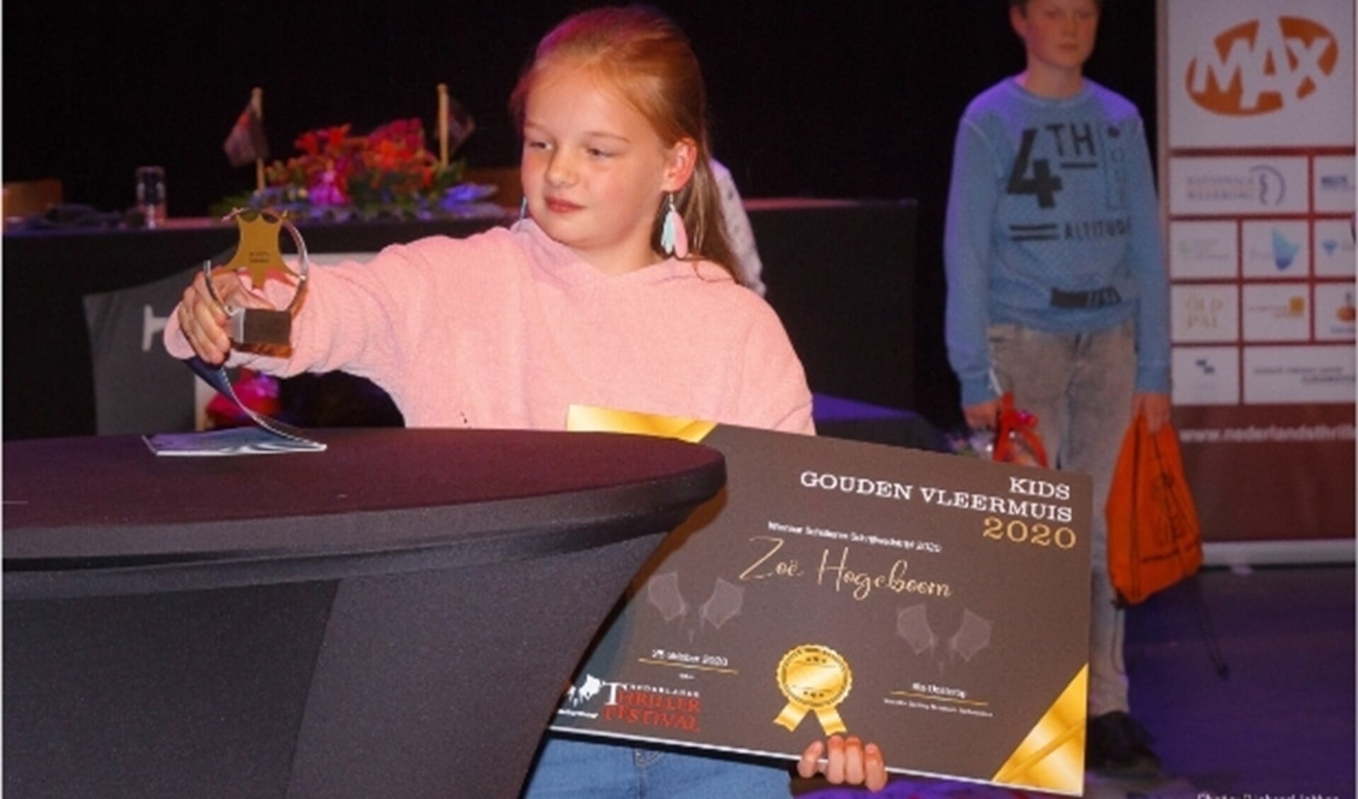 Zoë Hogeboom wint de Kids Gouden Vleermuis. 