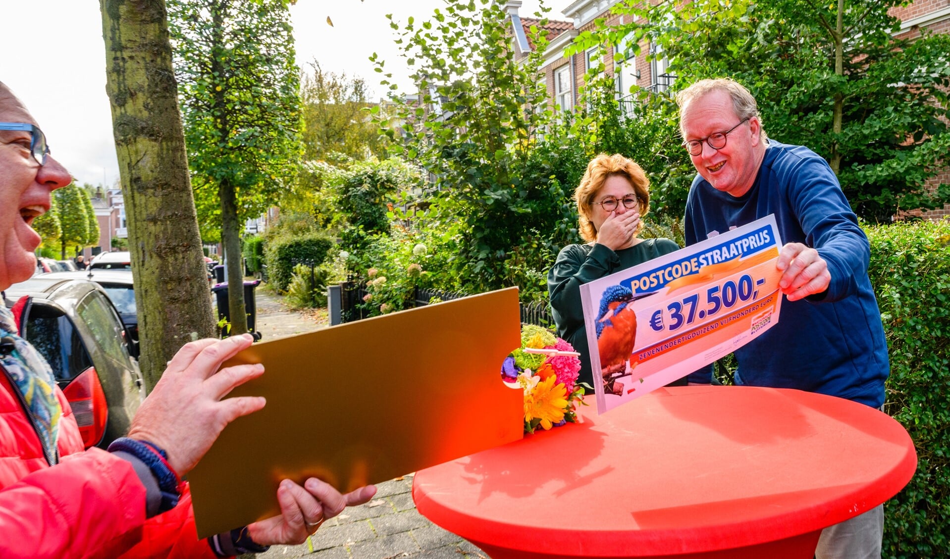 Karin en Philip uit Voorburg winnen 37.500 euro bij Postcode Loterij (foto: Roy Beusker). .