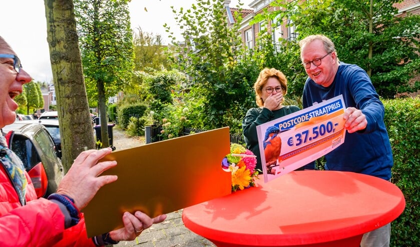 <p>Karin en Philip uit Voorburg winnen 37.500 euro bij Postcode Loterij (foto: Roy Beusker). .</p>