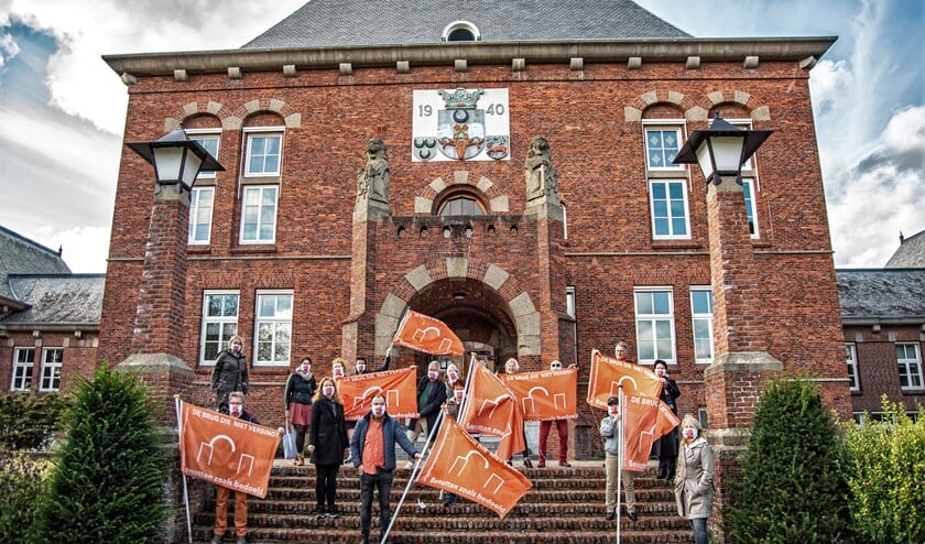 <p>Betrokken bewoners uit de wijken wijken Klein Plaspoelpolder, Park Leeuwensteijn, Verzetshelden buurt, Kleurenbuurt, Zeeheldenkwartier, Damsigt en Sijtwende 'demonstreren'op veilige afstand (foto: Michel Groen). </p>