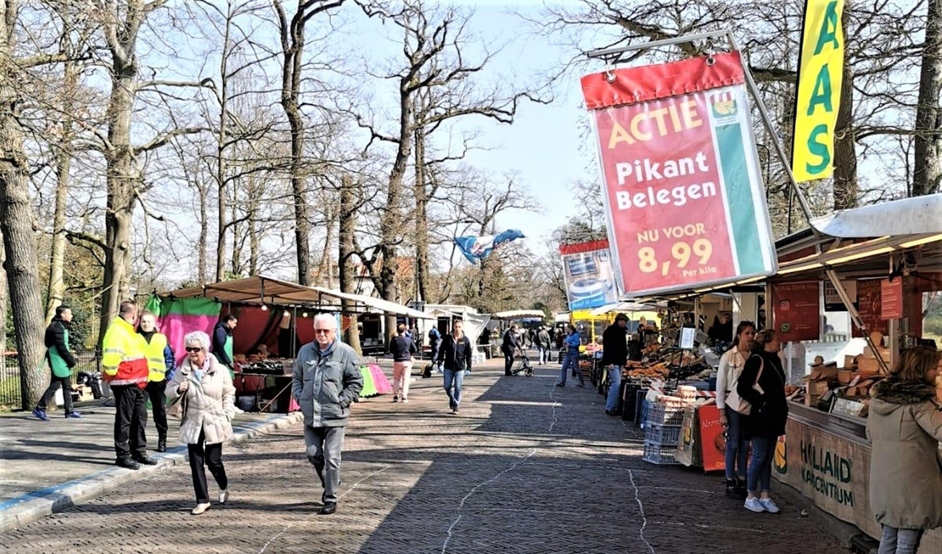 De weekmarkt op het Oosteinde in Voorburg in coronatijd (archieffoto).