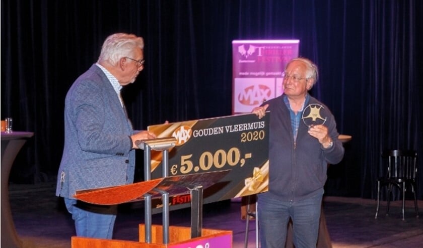 <p>Jacob Vis krijgt de Gouden Vleermuis. Foto: Richard Jetten</p>