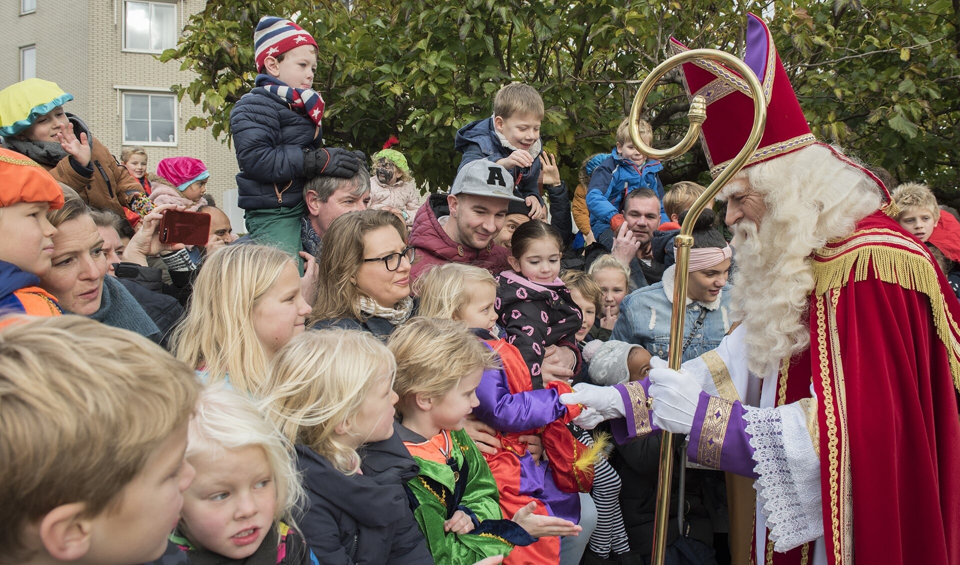 Sinterklaas krijgt een warm welkom in Voorburg en neemt de tijd voor de kinderen langs de kant (archieffoto: Michel Groen).