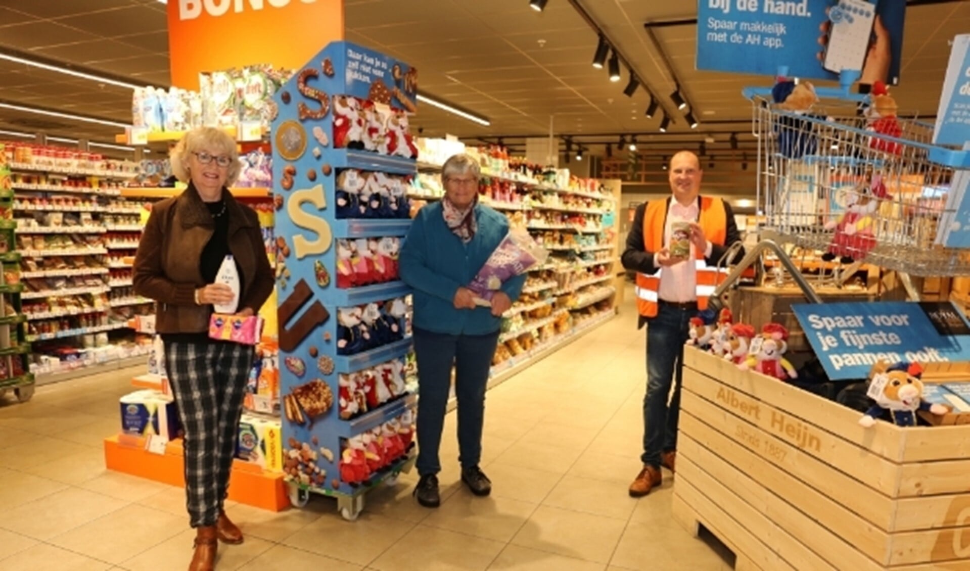 Sofie van der Linden, Grietje Cussel en Leo van der Meer blij met de actie voor de Voedselbank. Foto: Fred Roland