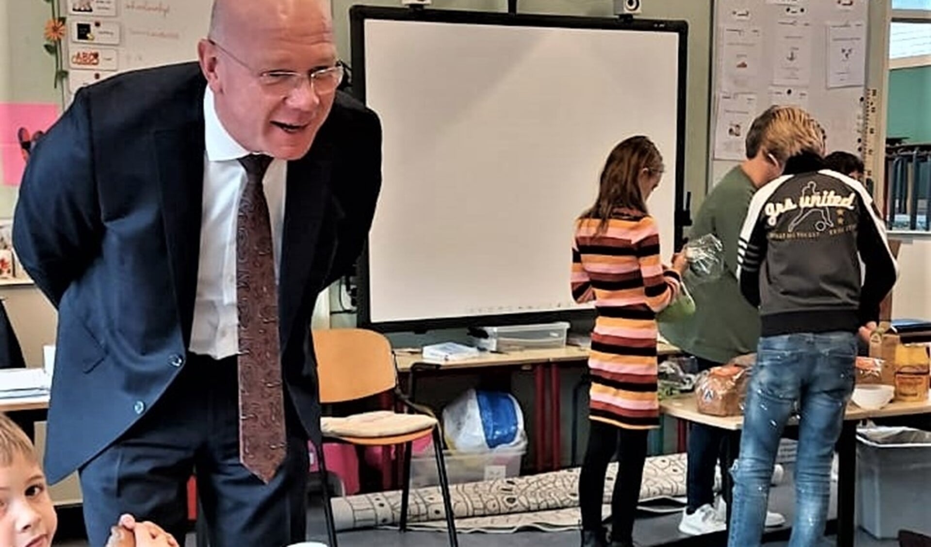Burgemeester Tigelaar ging langs bij het Nationaal Schoolontbijt op basisschool de Wegwijzer in Leidschendam (foto: SenW/JOGG). 