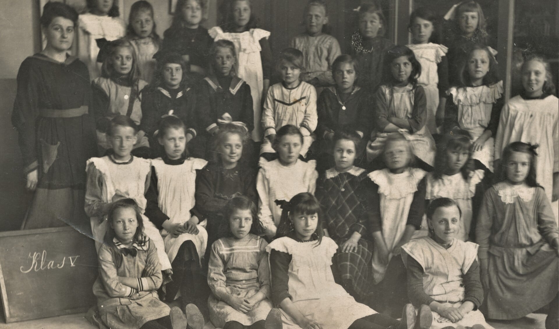 De 5e klas van de St. Jozefschool in de Damstraat rond 1918 met juffrouw Faas (foto: Marry Remery-Voskuil).