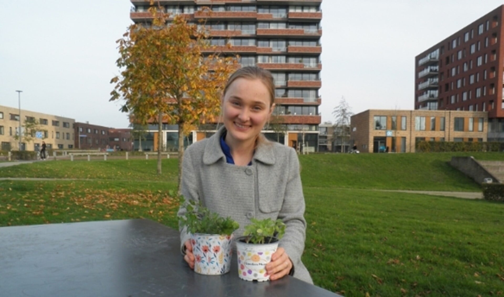 Lisanne van Oosterhoud toont enkelen van haar 'sprouts'. Foto Kees van Rongen