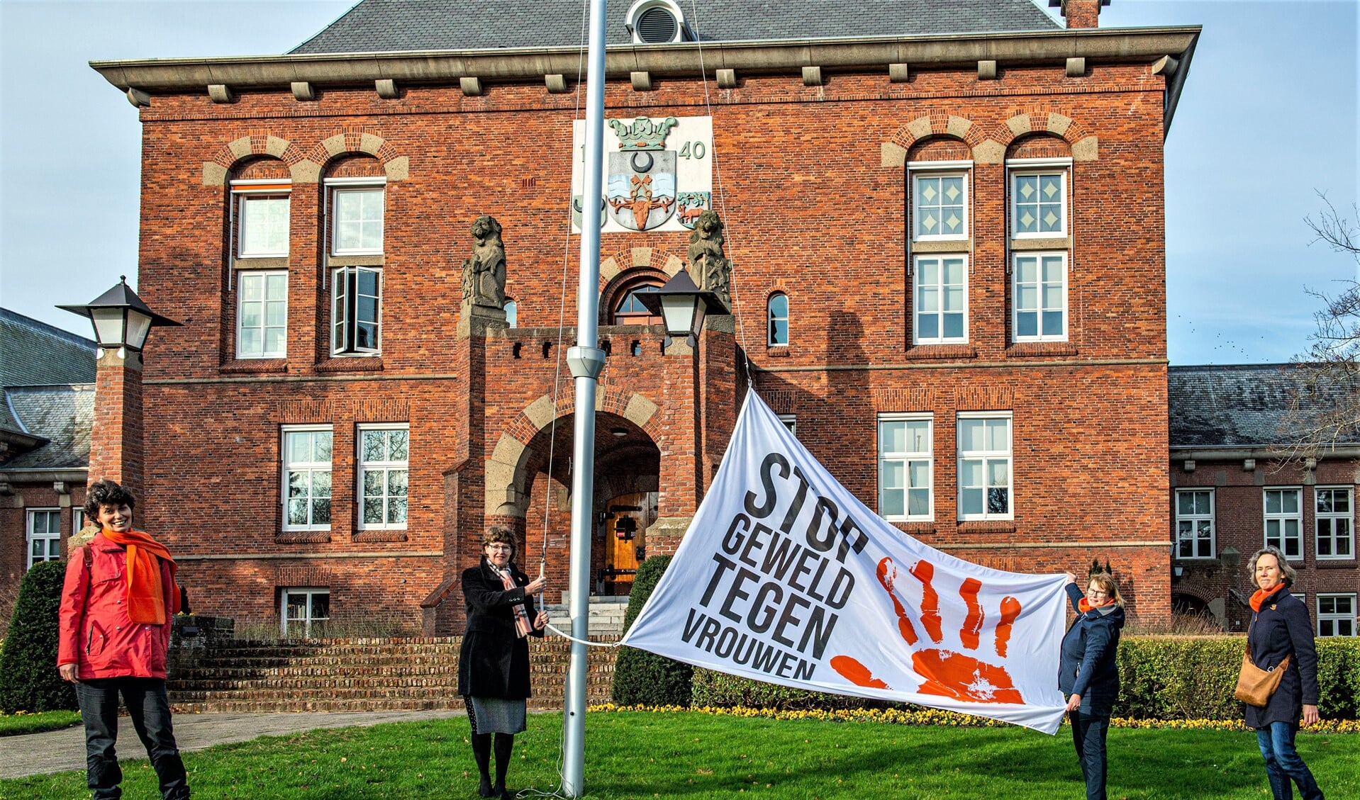 In het kader van de internationale campagne Orange the World hees wethouder Juliete Bouw vanmorgen,samen met de Soroptimisten de Orange the World Vlag (foto: Barbara Koppe).