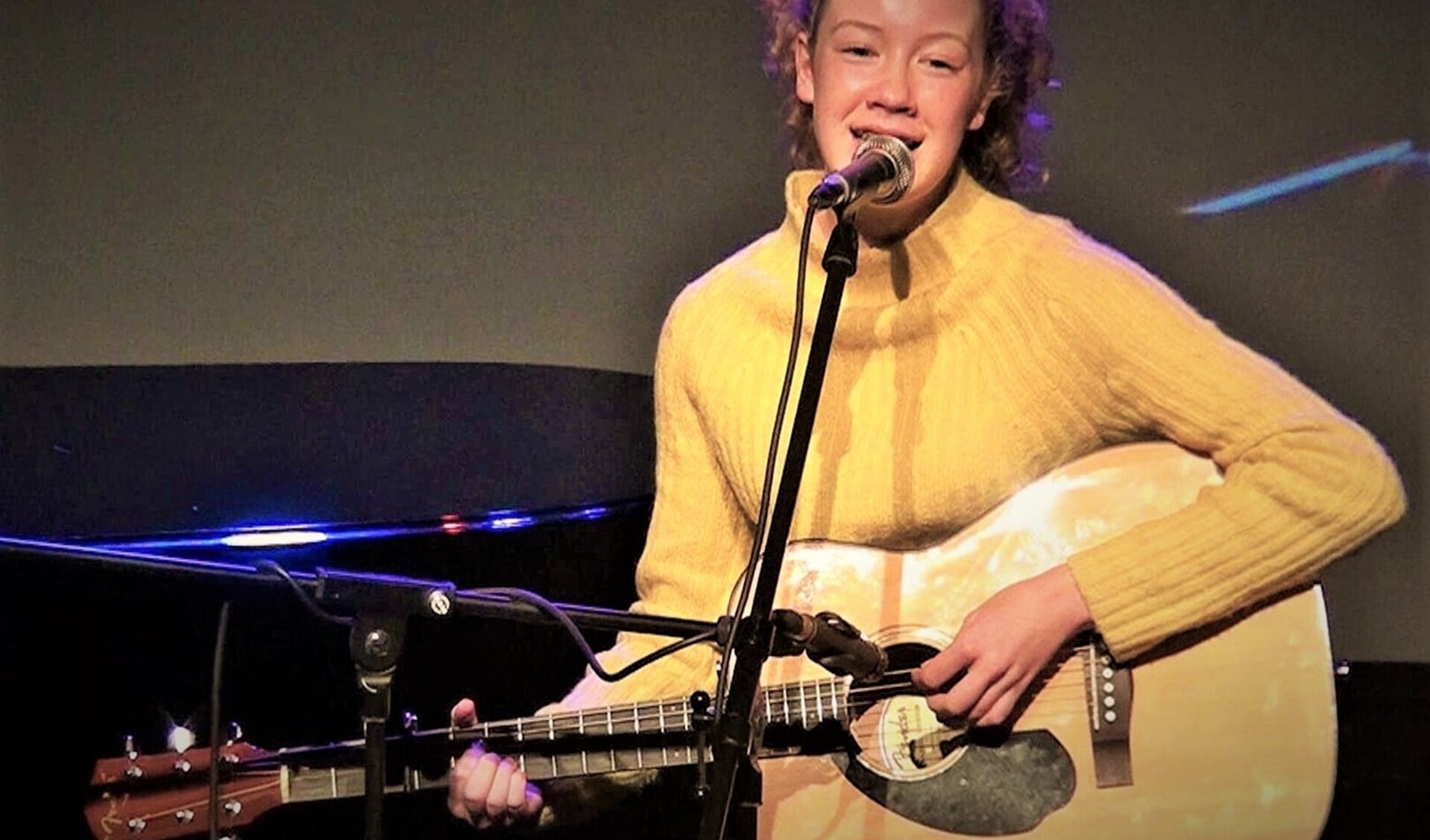 De 16-jarige Julia Vos won in de groep tot 21 jaar met haar zang, waarbij zij zichzelf begeleidde op de gitaar ( foto Dennis Simonis).