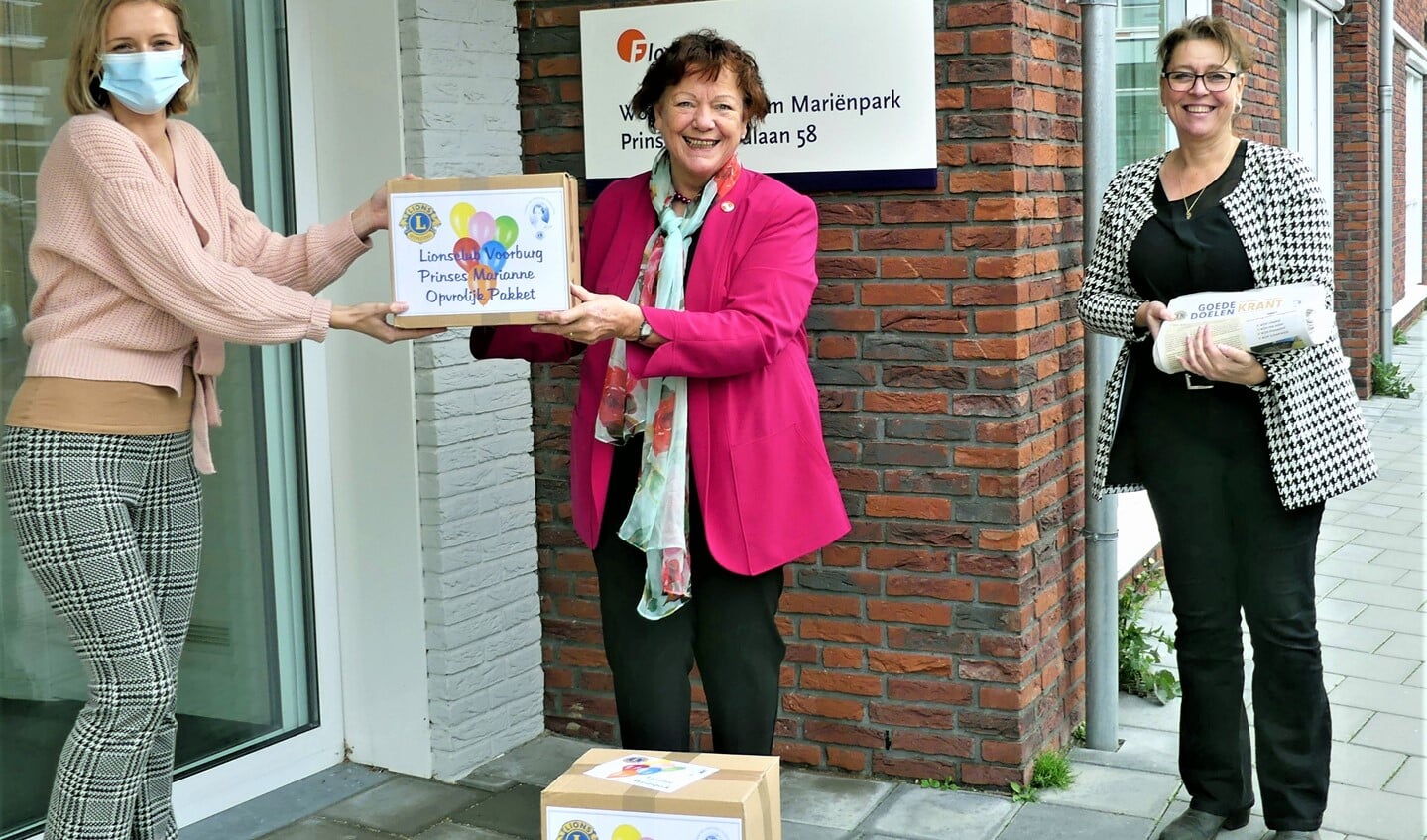 Andrea Brons van Mariënpark ontvangt een pakket van de Lions Marianne Knijnenburg en Nicole de Groot. (foto: pr).