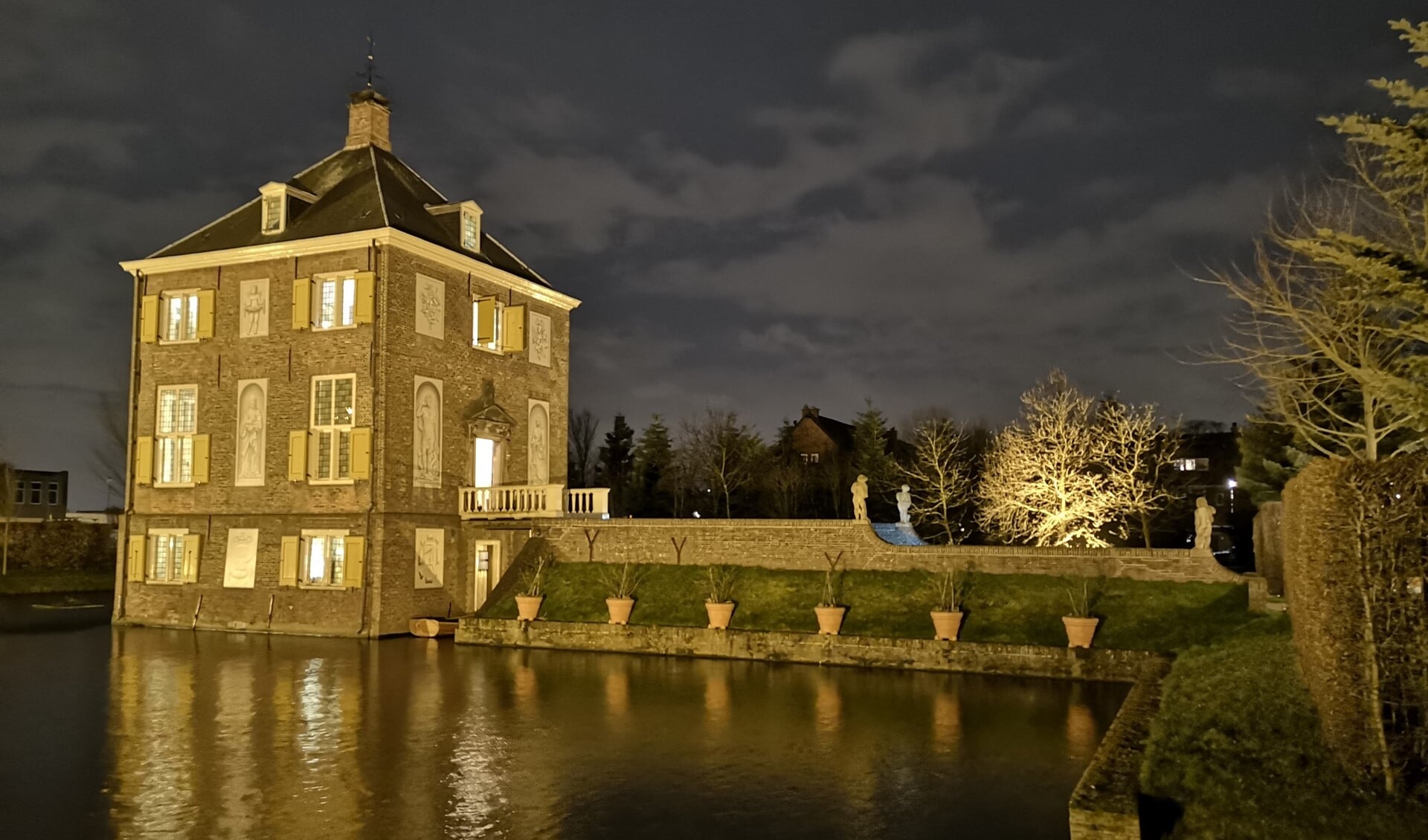 Huygens’ Hofwijck bij avond (foto: Peter van der Ploeg). 
