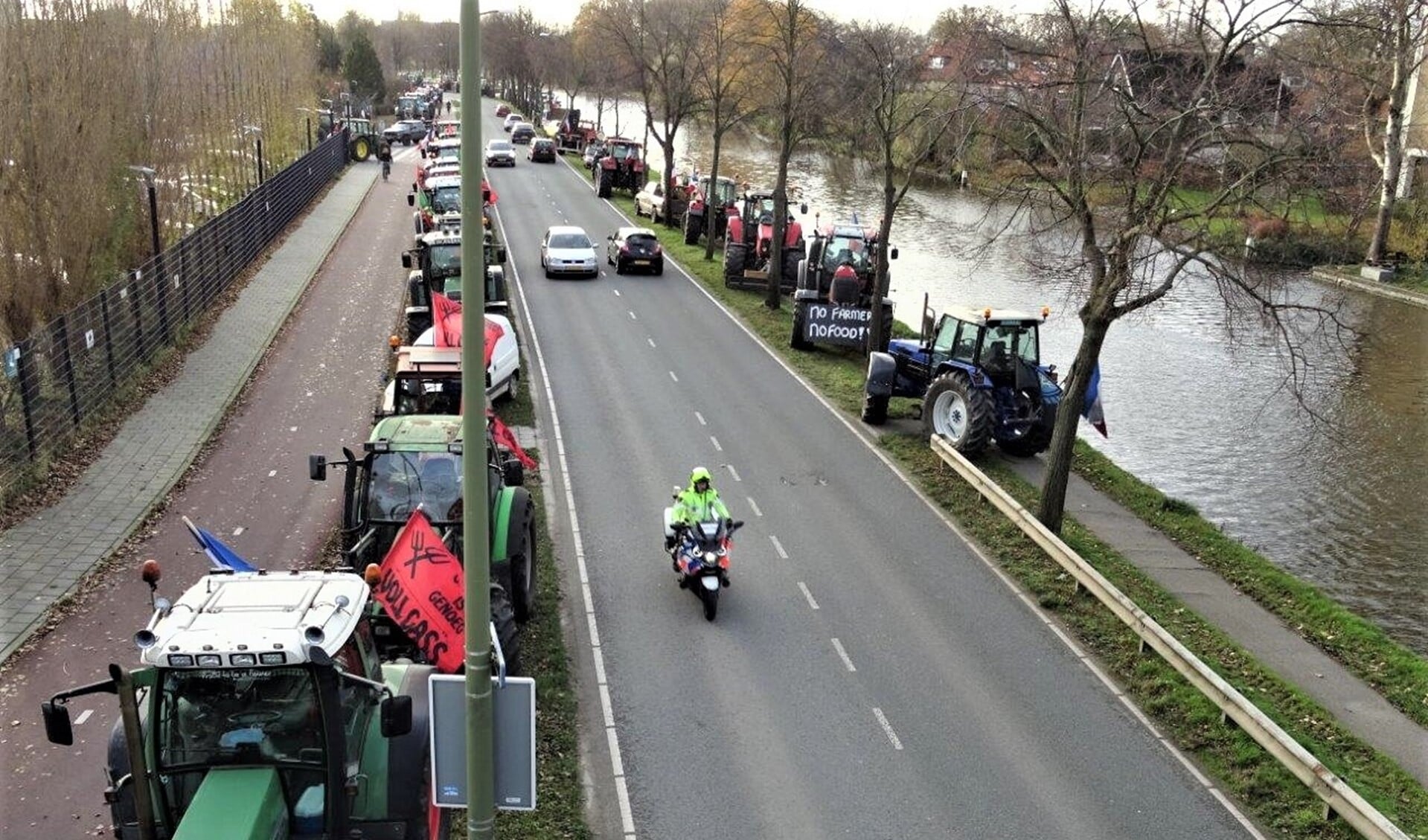 Langs de hele Westvlietweg stonden tractoren geparkeerd (foto's: Ap de Heus).
