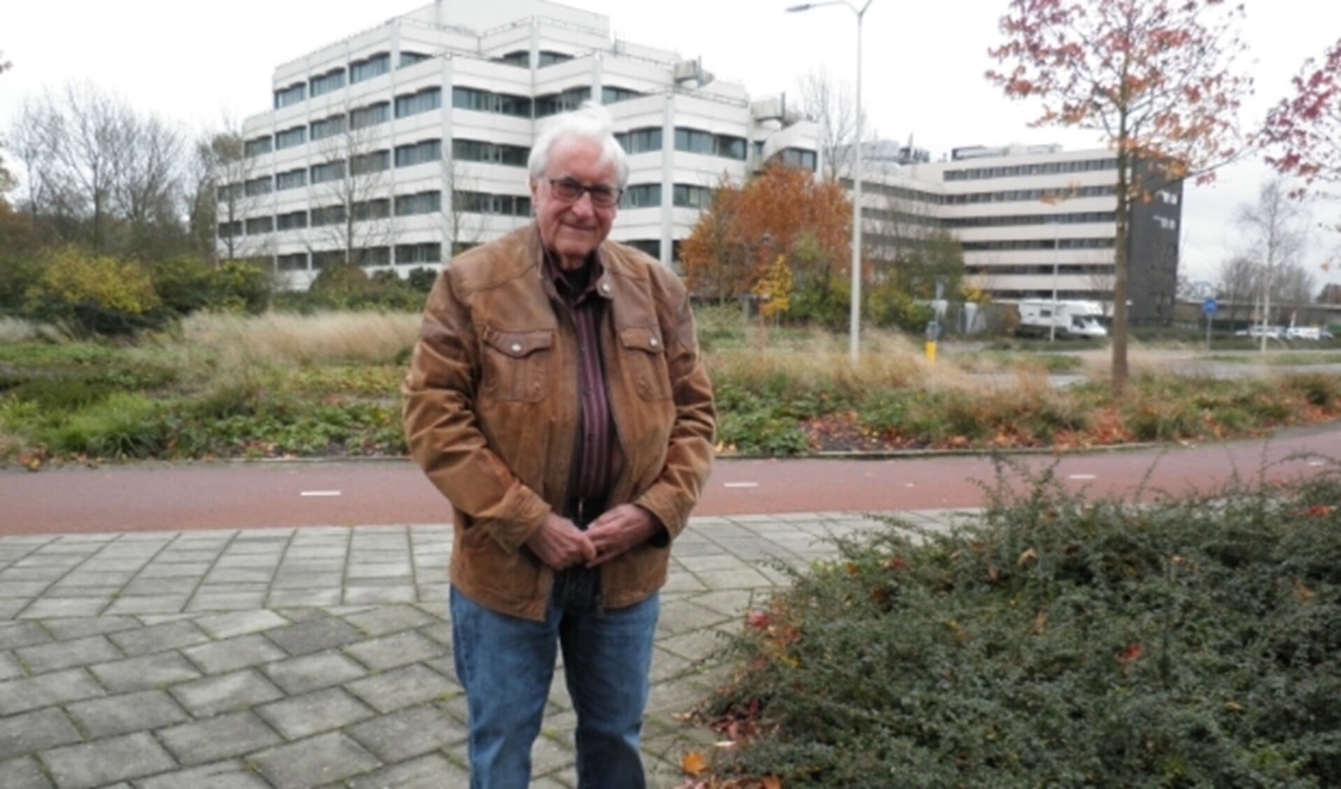 Voorzitter van BADE, Jacques van der Meer, aan het Bredewater voor kantoorgebouwen, die straks verdwijnen. Foto Kees van Rongen
