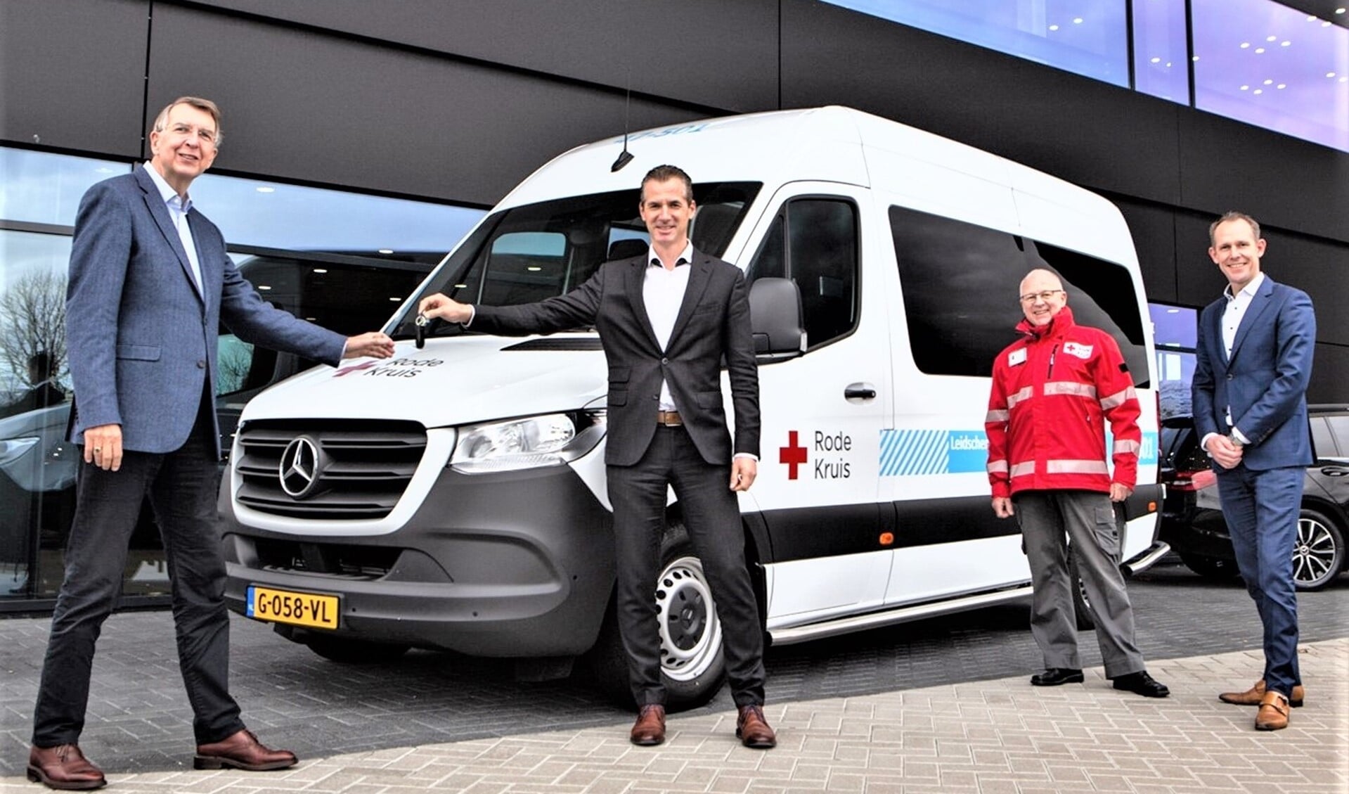 De directeur van Mercedes Nederland overhandigt de sleutels aan Marcel Houtzager van het Rode Kruis LDVB (foto: pr).