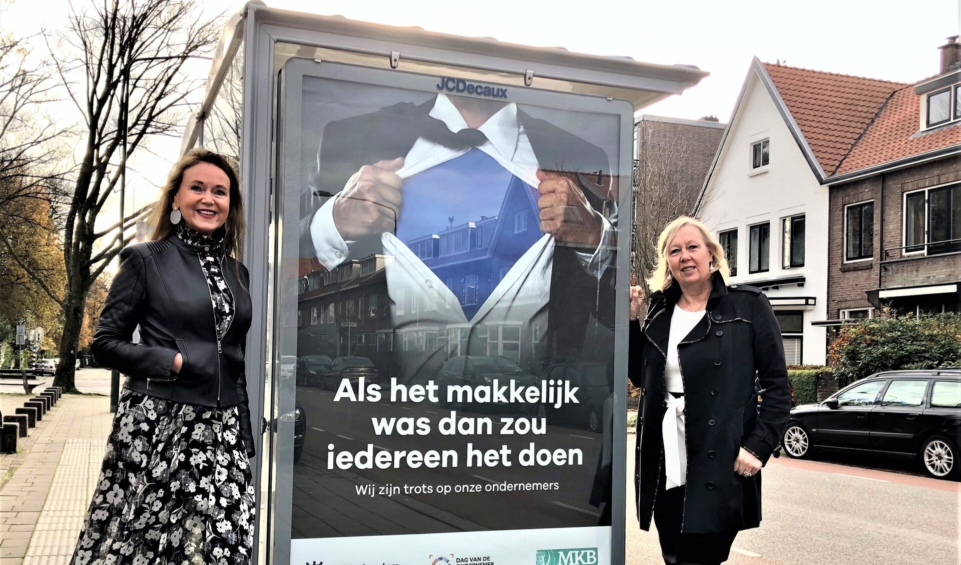 Wethouder Astrid van Eekelen en voorzitter MKB L'dam-V'burg Benedikte Zijlstra bij een poster van de campagne (foto: gemeente LV).