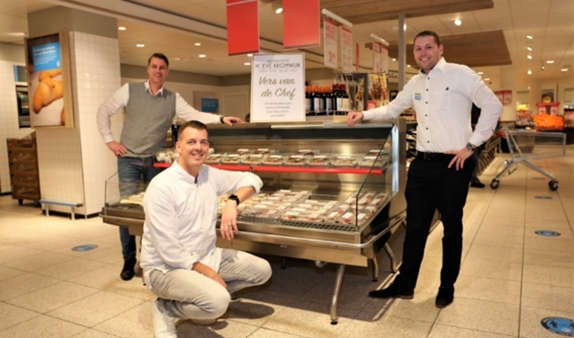 Marco Blokland (eigenaar), chef kok Dennis Bruinzeel en assistent supermarkt manager Brandon Sierat. Foto: Fred Roland 
