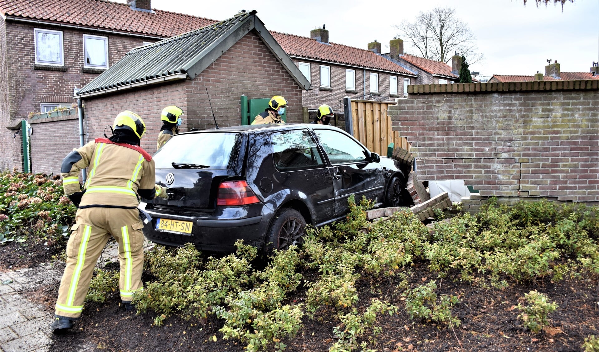 De auto reed op de Damhouderstraat door het muurtje en kwam tot stilstand in een tuin, waarbij ook een schuur beschadigd raakte (foto: Sebastiaan Barel).