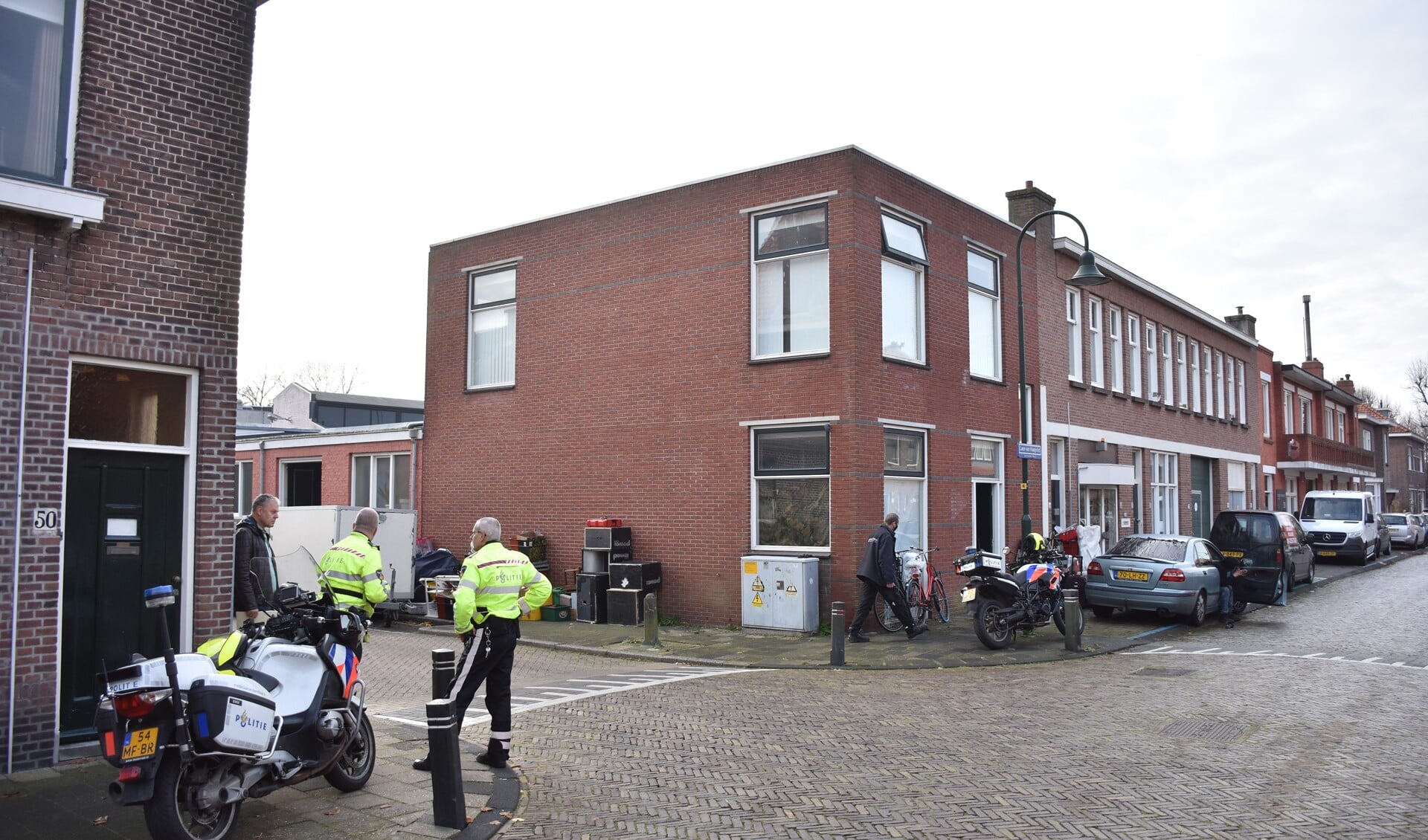 Het kraakpand aan de Laan van Haagvliet in Voorburg werd door de politie, de hulpofficier van justitie en een deurwaarder ontruimd (foto: Sebastiaan Barel).