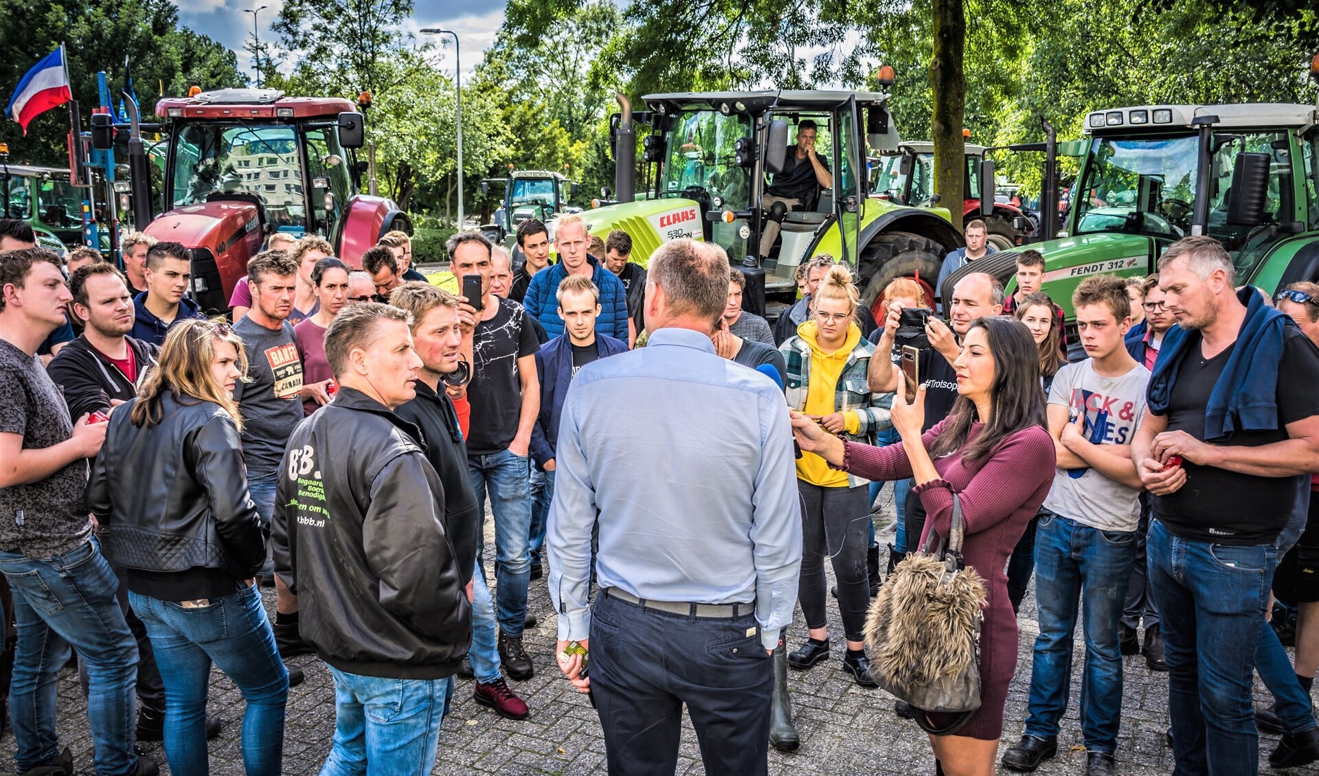 Protesterende boeren op trekkers brachten in juli ook al een bezoek aan het CBL in Leidschendam (foto: Sebastiaan Barel).