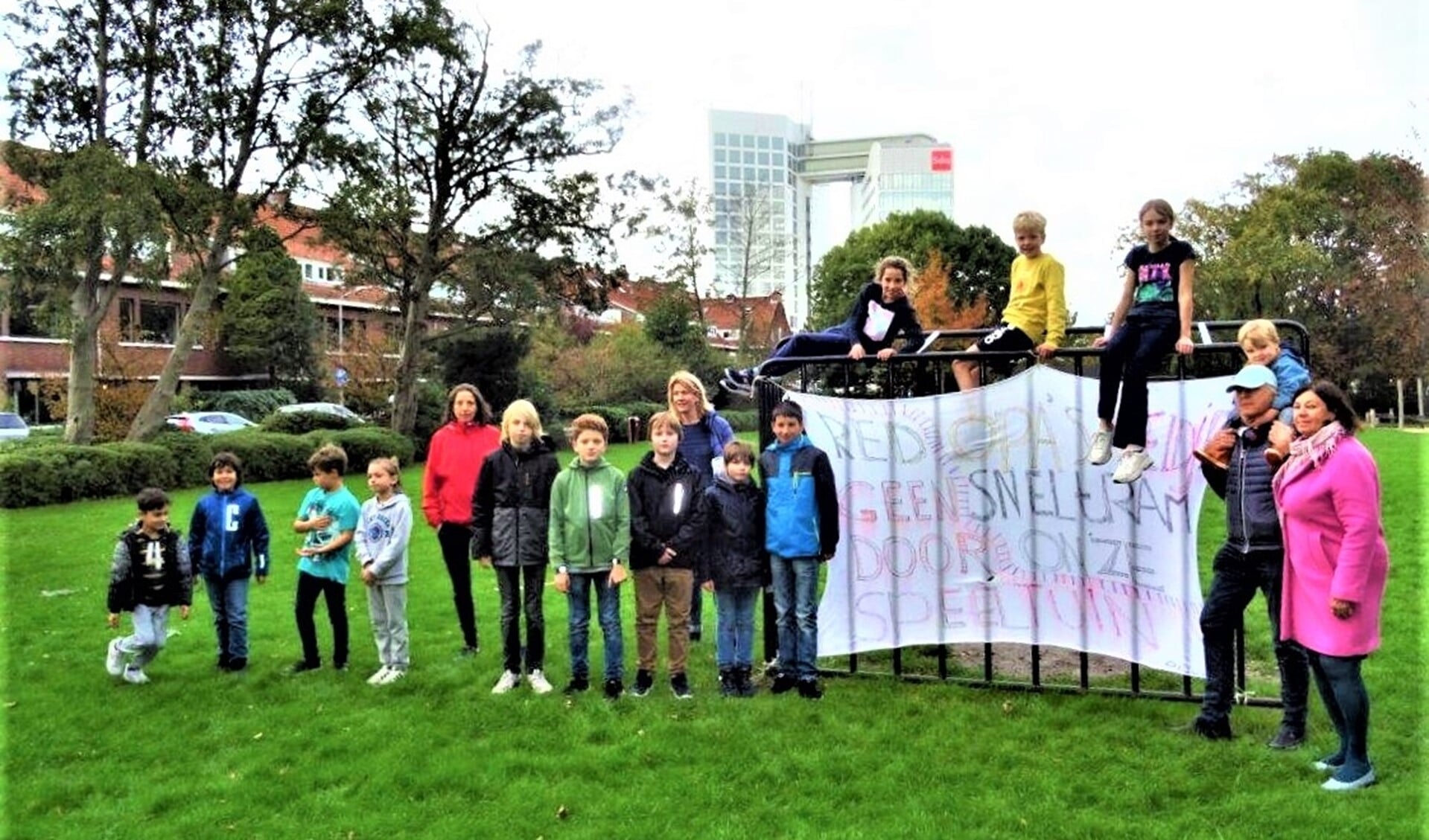Bewoners en hun kinderen willen in Voorburg West geen tram door hun buurt en over of langs hun veldje (archieffoto Ap de Heus).