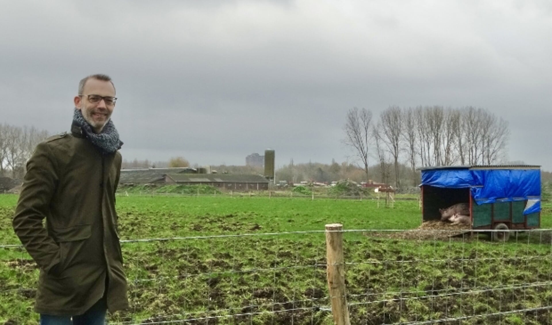 Job Witloks met op de achtergrond het hart van de Herenboerderij: de oude schuur van boer Steenwijk. 