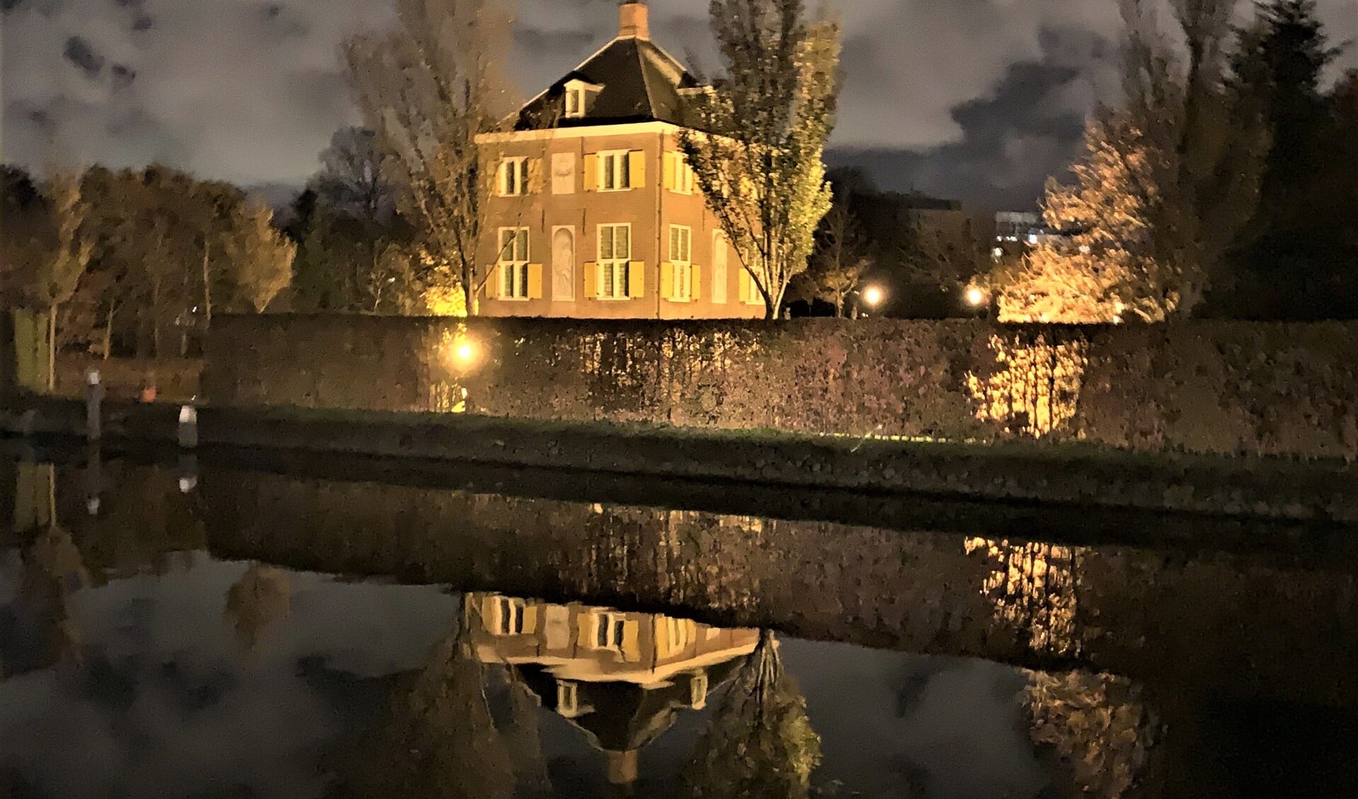 Huygens'Hofwijk bij avond (foto: Rob Janssens).