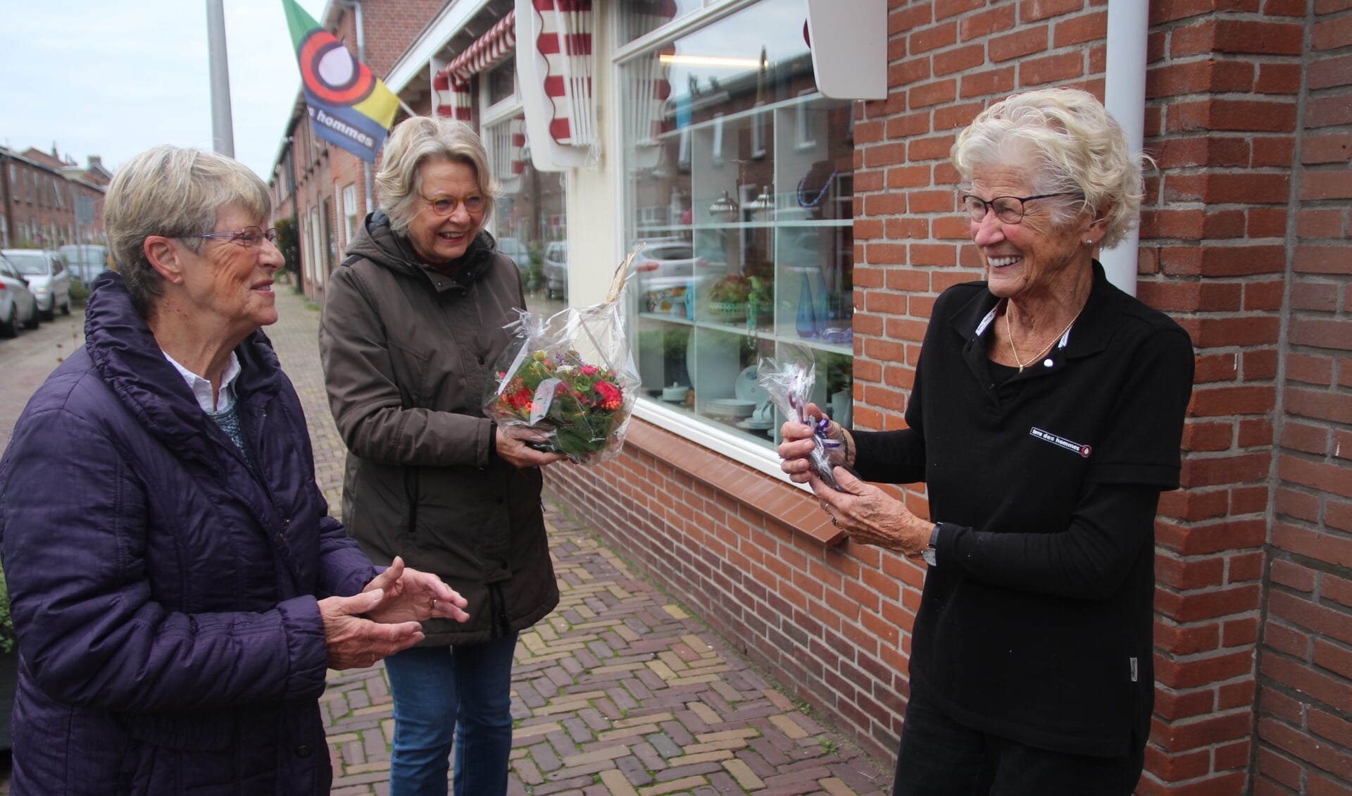 Mieke Termoshuizen en Elly van der Stel bedankten Cok met een plantenbak en lekkere chocola.
