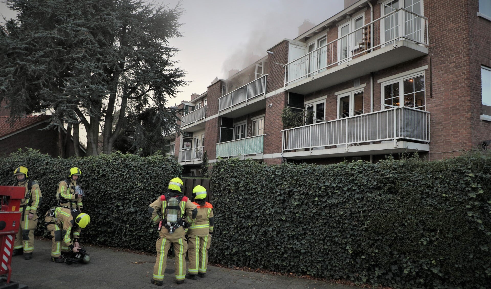Bij aankomst van de brandweer kwam er veel rook uit de woning (foto: Rene Hendriks).