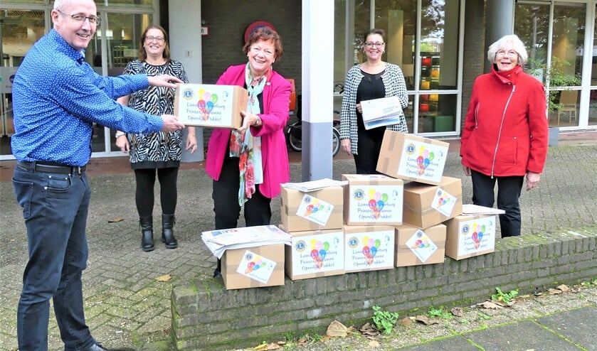 <p>Richard Spraakman, locatiemanager van WZH Prinsenhof ontvangt de Opvrolijk Pakketten voor Prinsenhof van de Lions Nicole de Groot, Madeleine van Berkel en Marianne Knijnenburg (foto: PR).</p>